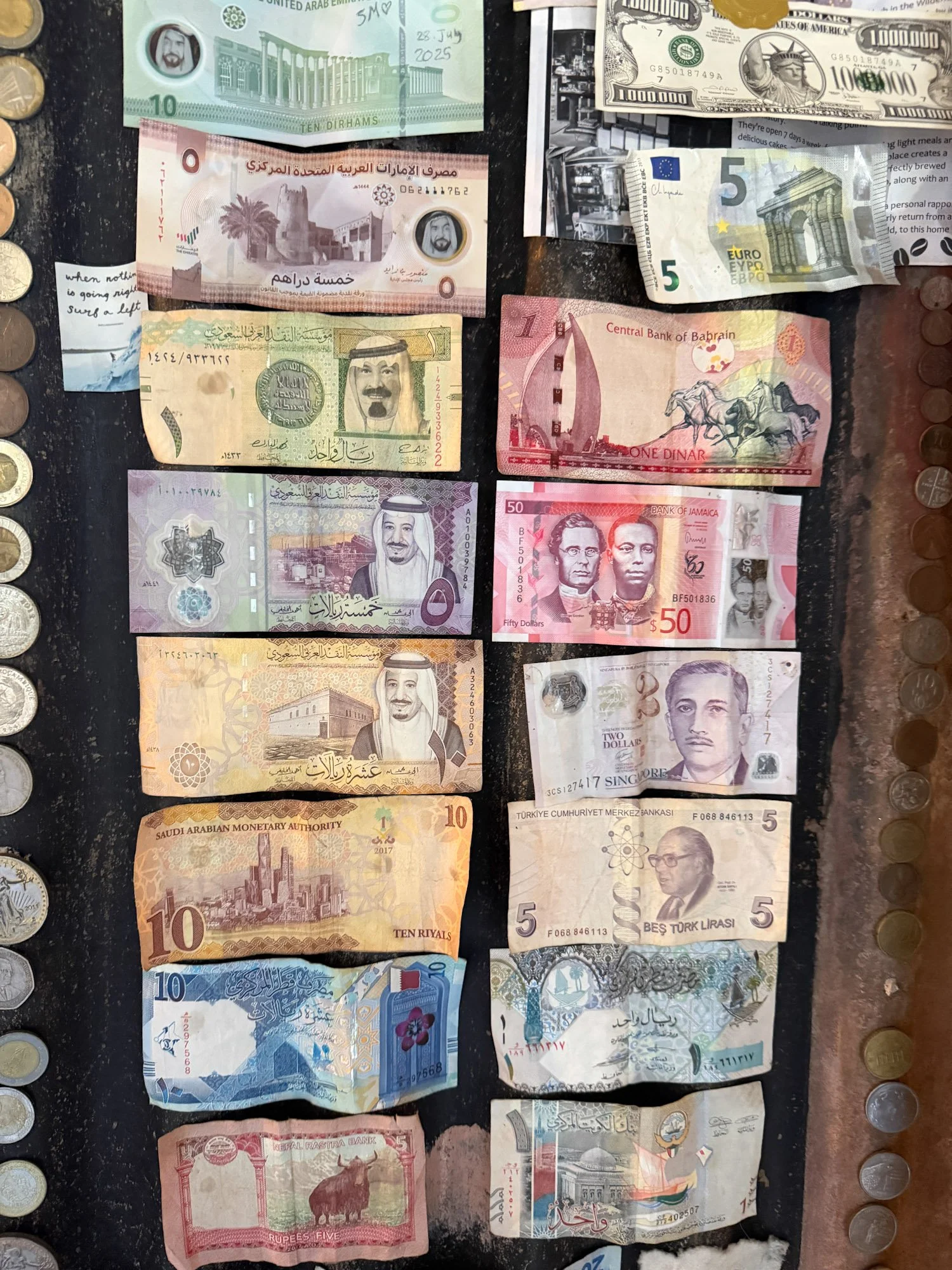 Buitenlandse bankbiljetten en munten aan muur van restaurant in Zuid-Afrika.