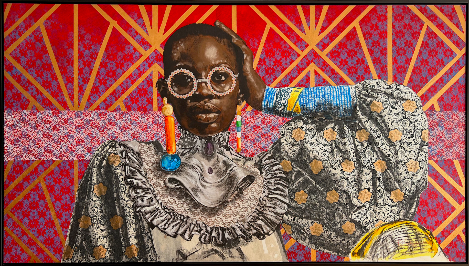 Kunstwerk Flamboyant Souls van Bambolwami Sibiya met krachtig portret tegen rood patroon in Zuid-Afrika.