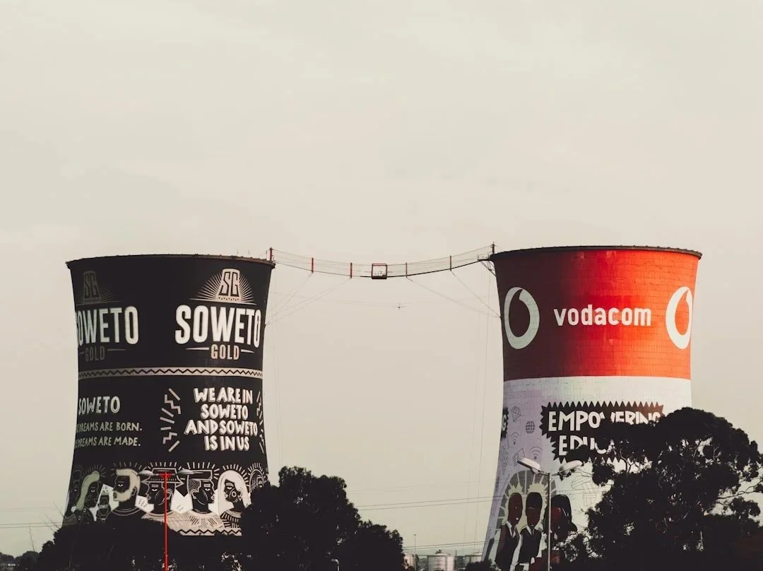 Orlando Towers in Soweto, Zuid-Afrika met kleurrijke schilderingen.