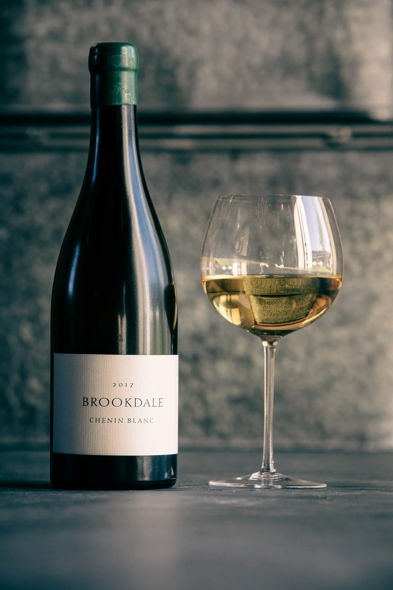 Fles witte wijn, Chenin blanc, van Brookdale met glas.