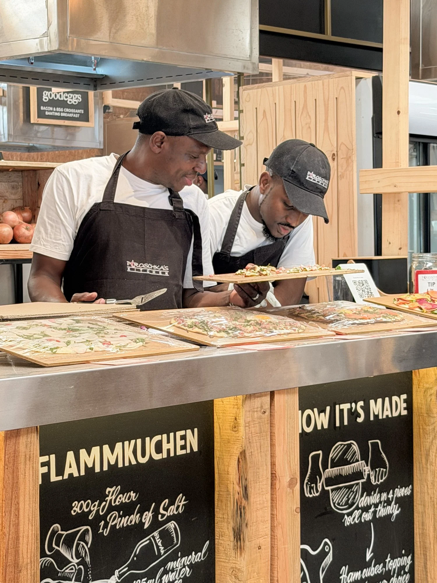 Chefs die in een open keuken gerechten bereiden in Zuid-Afrik