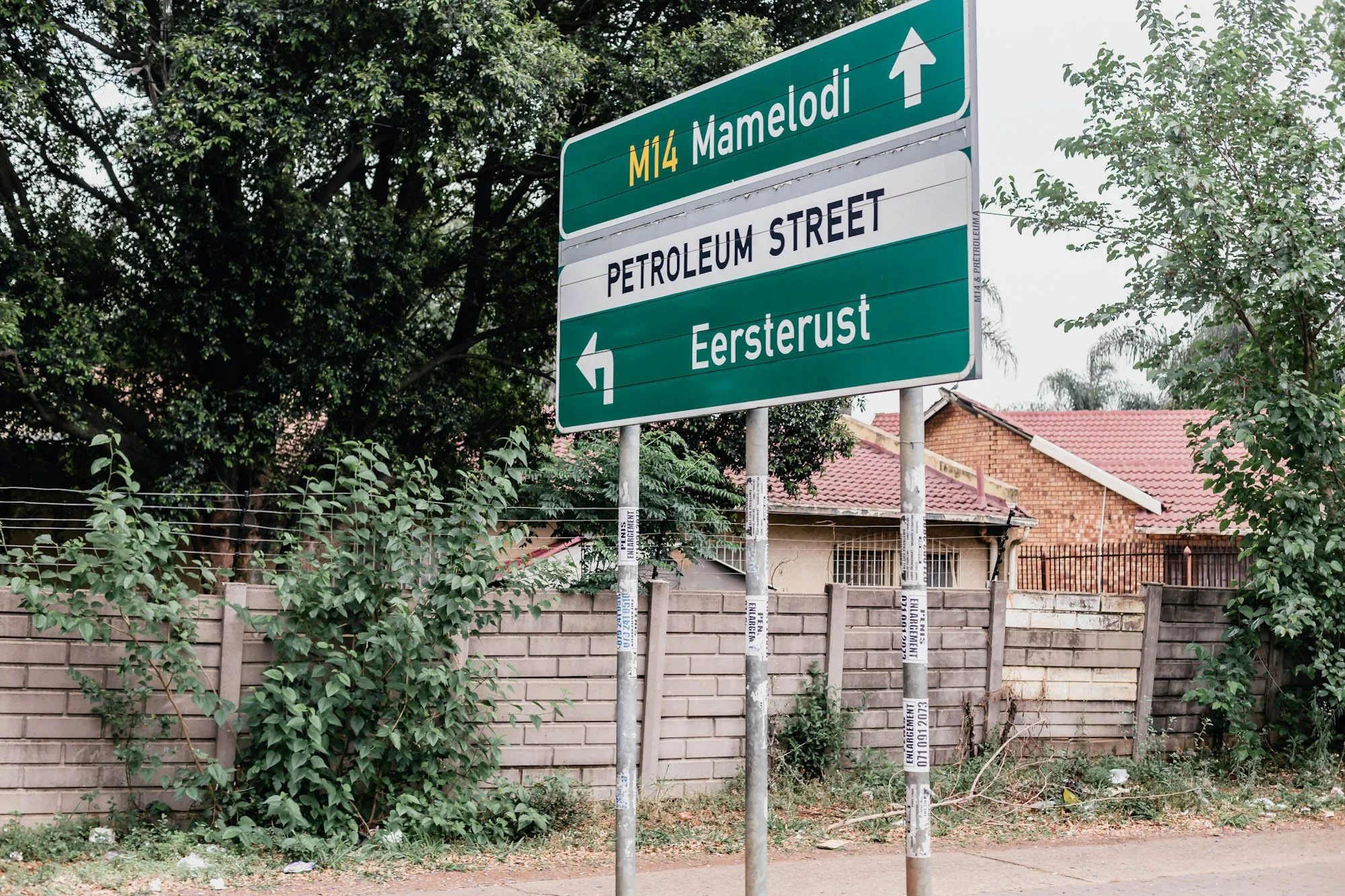 Wegwijzer naar Mamelodi en Eersterust langs Petroleum Street in Zuid-Afrika.