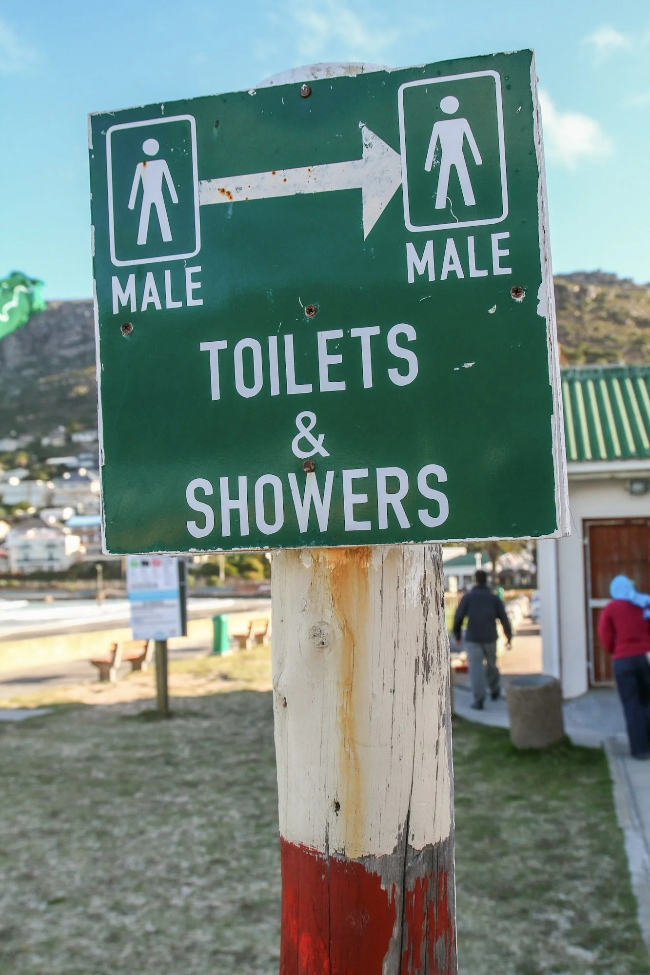 Bord dat de richting aangeeft naar toiletten en douches.