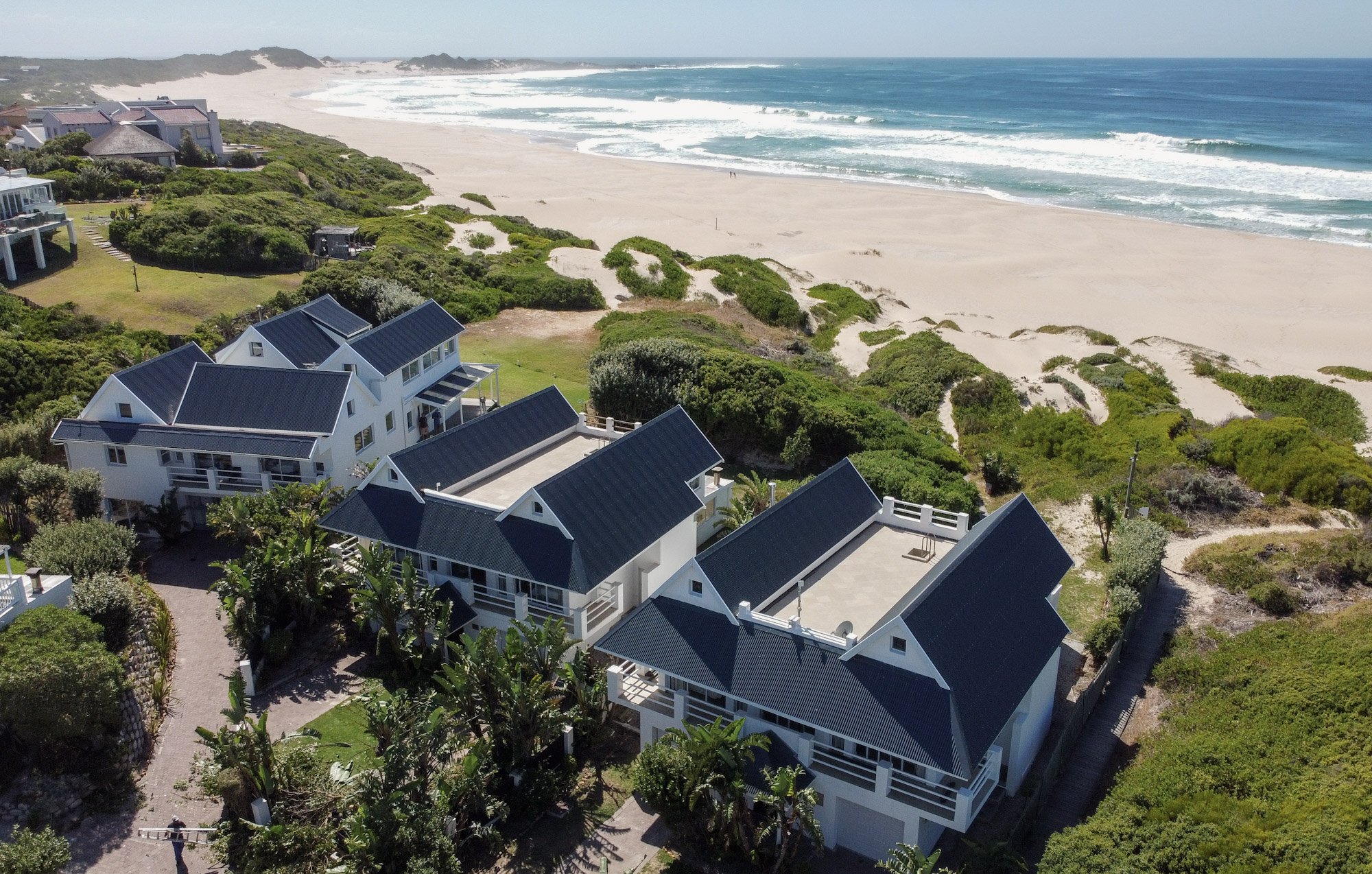 Luchtfoto van Beach Break accommodatie aan het strand van Cape St Francis.