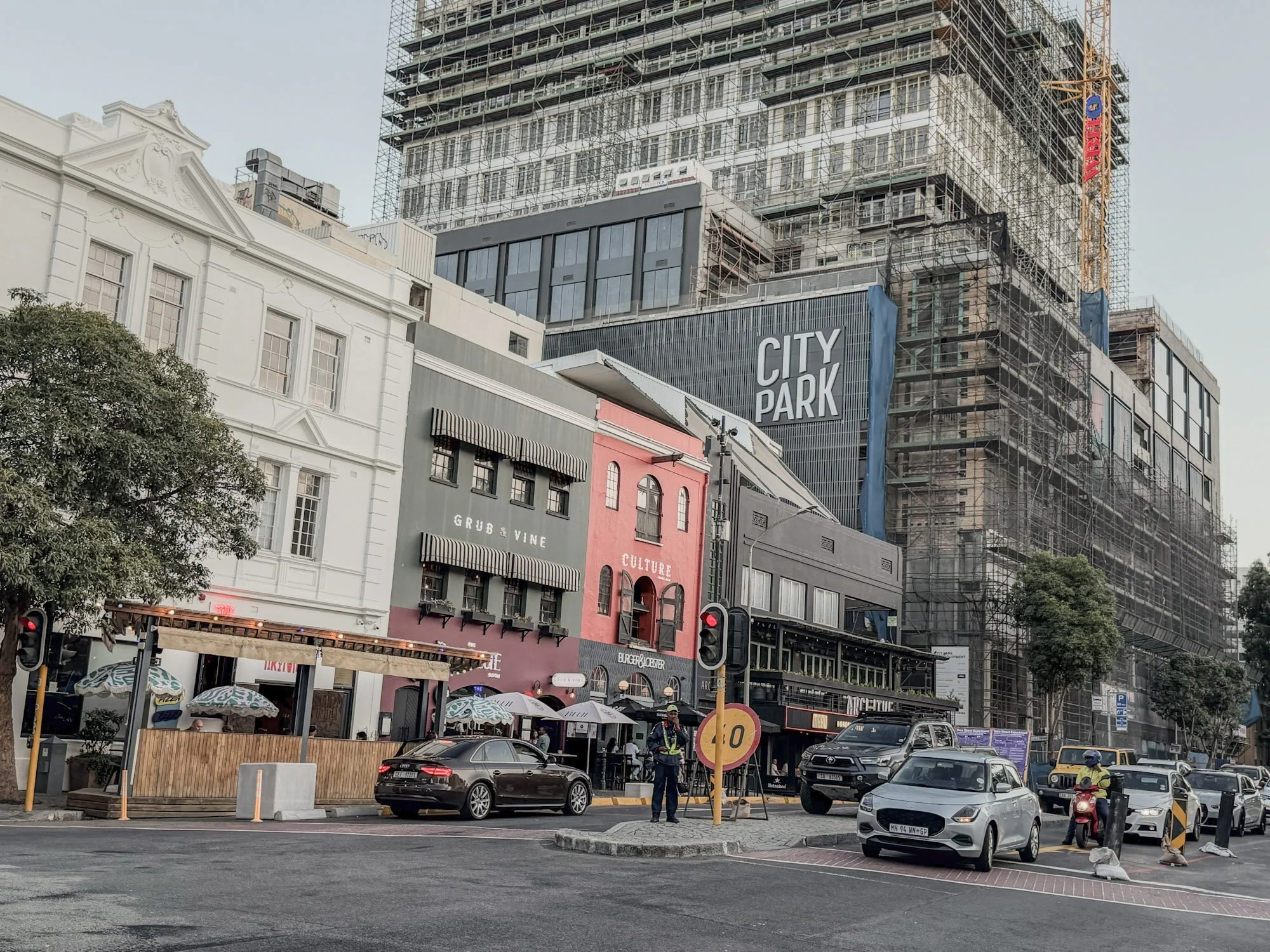 Straatbeeld van de binnenstad van Kaapstad met City Park gebouw in Zuid-Afrika.