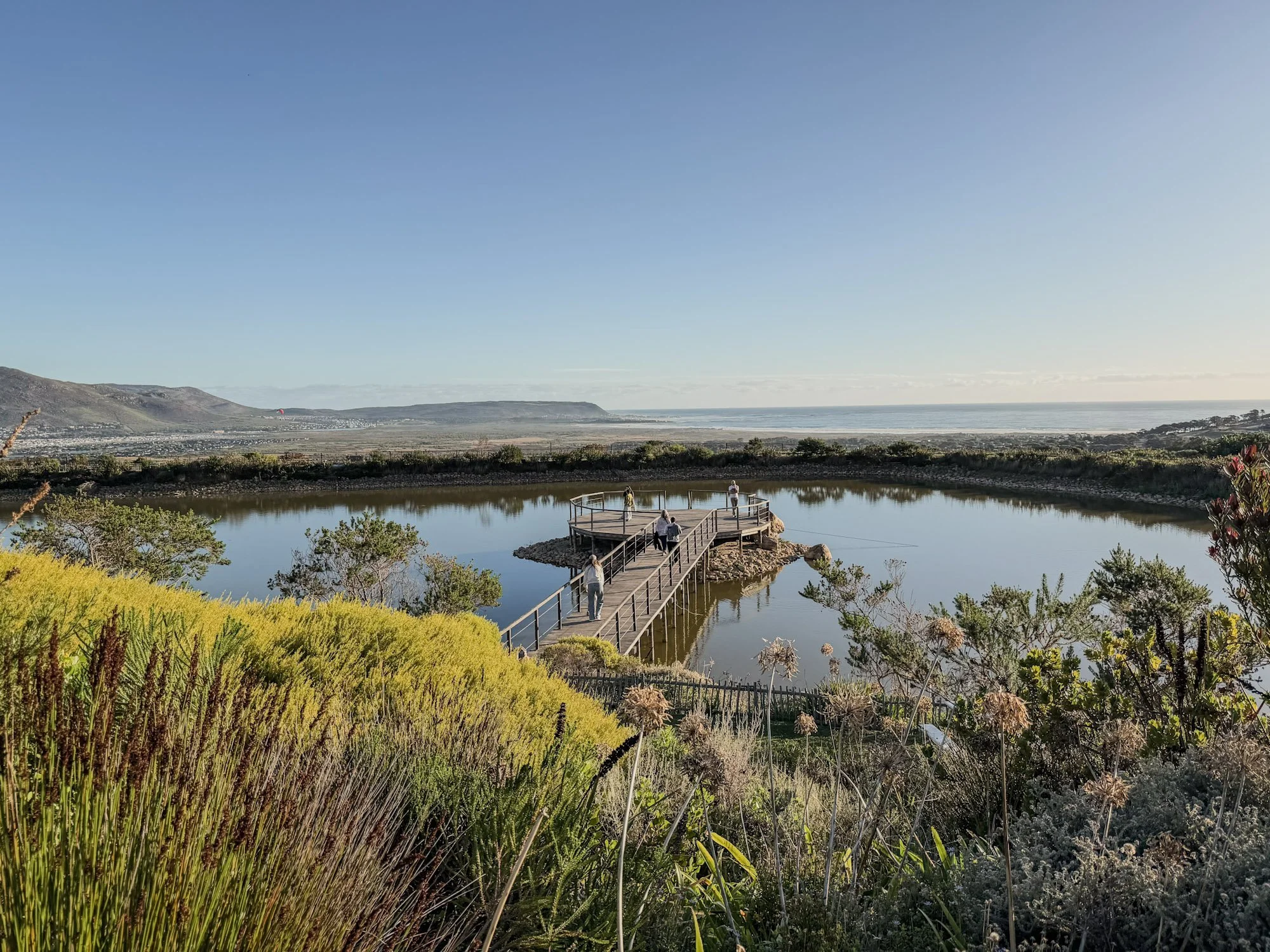 Uitzicht over de lagune en kustlijn bij Cape Point Vineyards in Noordhoek.