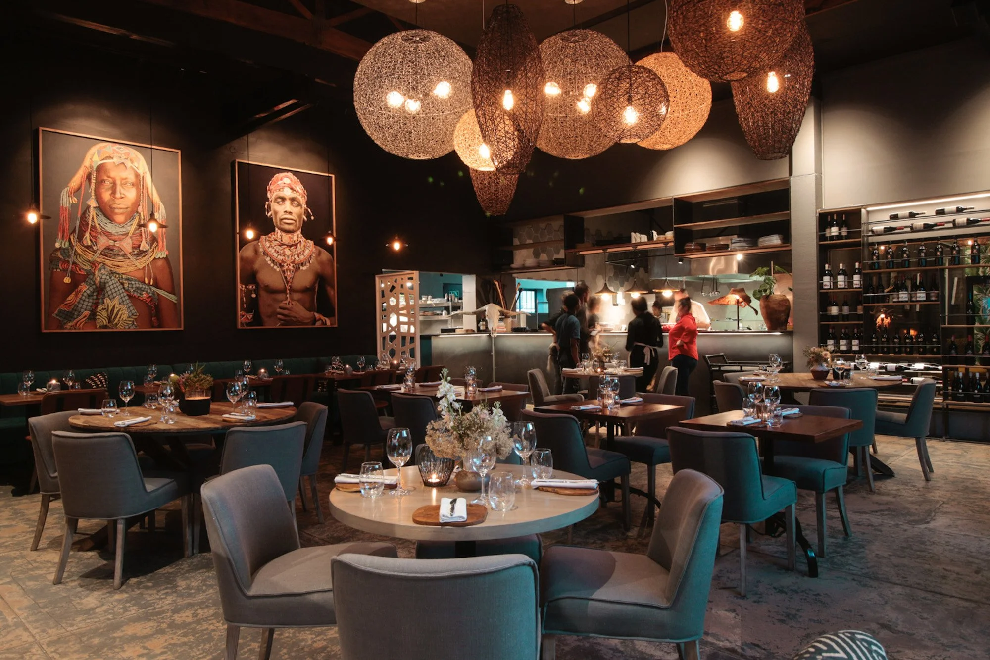 Restaurantinterieur van 101 Meade met open keuken en sfeervolle verlichting in George.