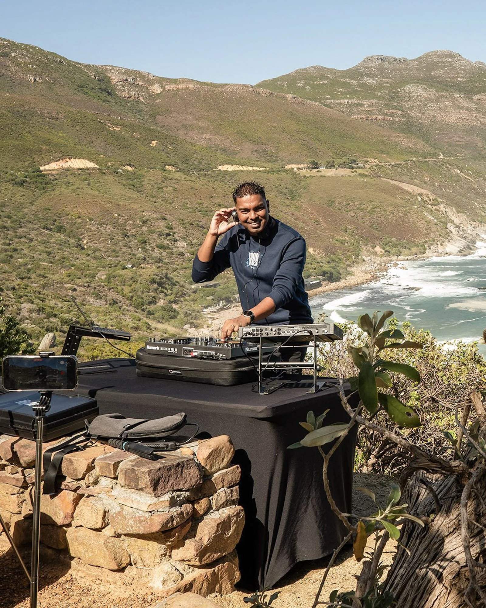 DJ draait muziek met uitzicht op op de oceaan bij Chapmans Peak.