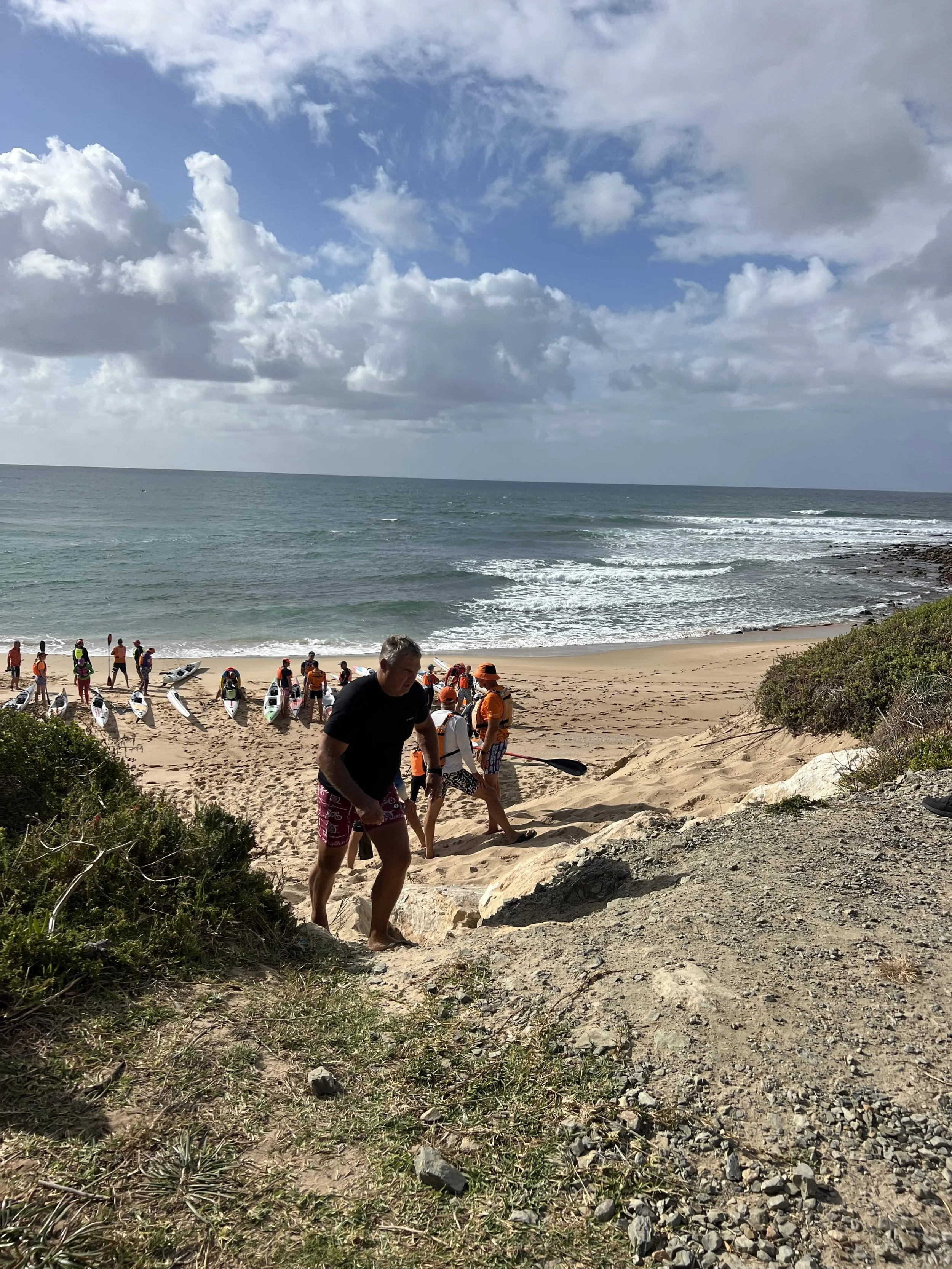 Stilbaai, Zuid-Afrika, mensen gaan kajakken vanaf het strand.