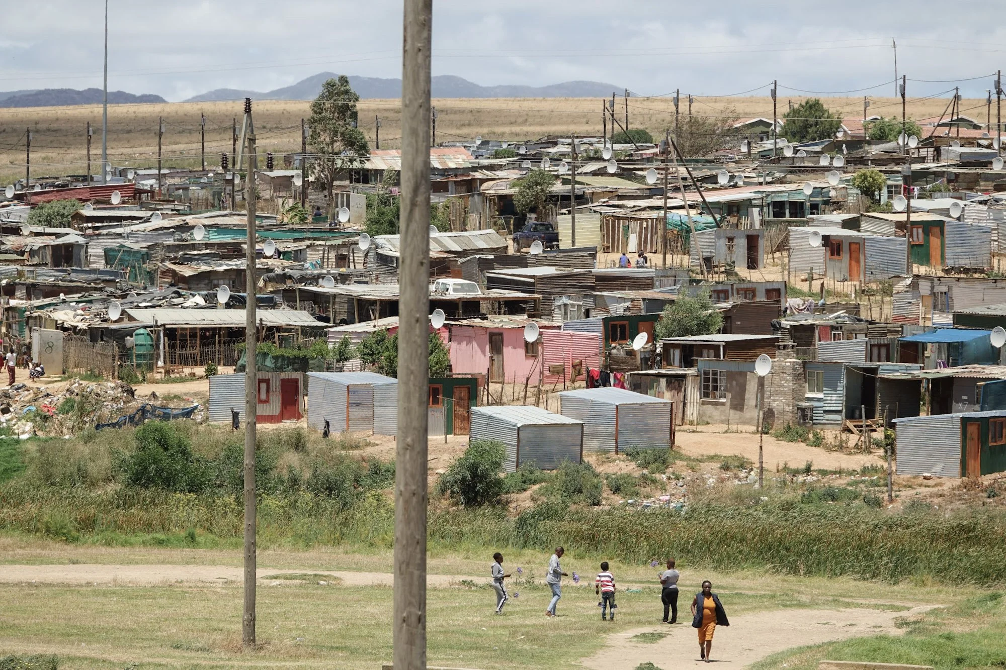 Overzicht van township met huizen en satellietschotels  in Zuid-Afrika