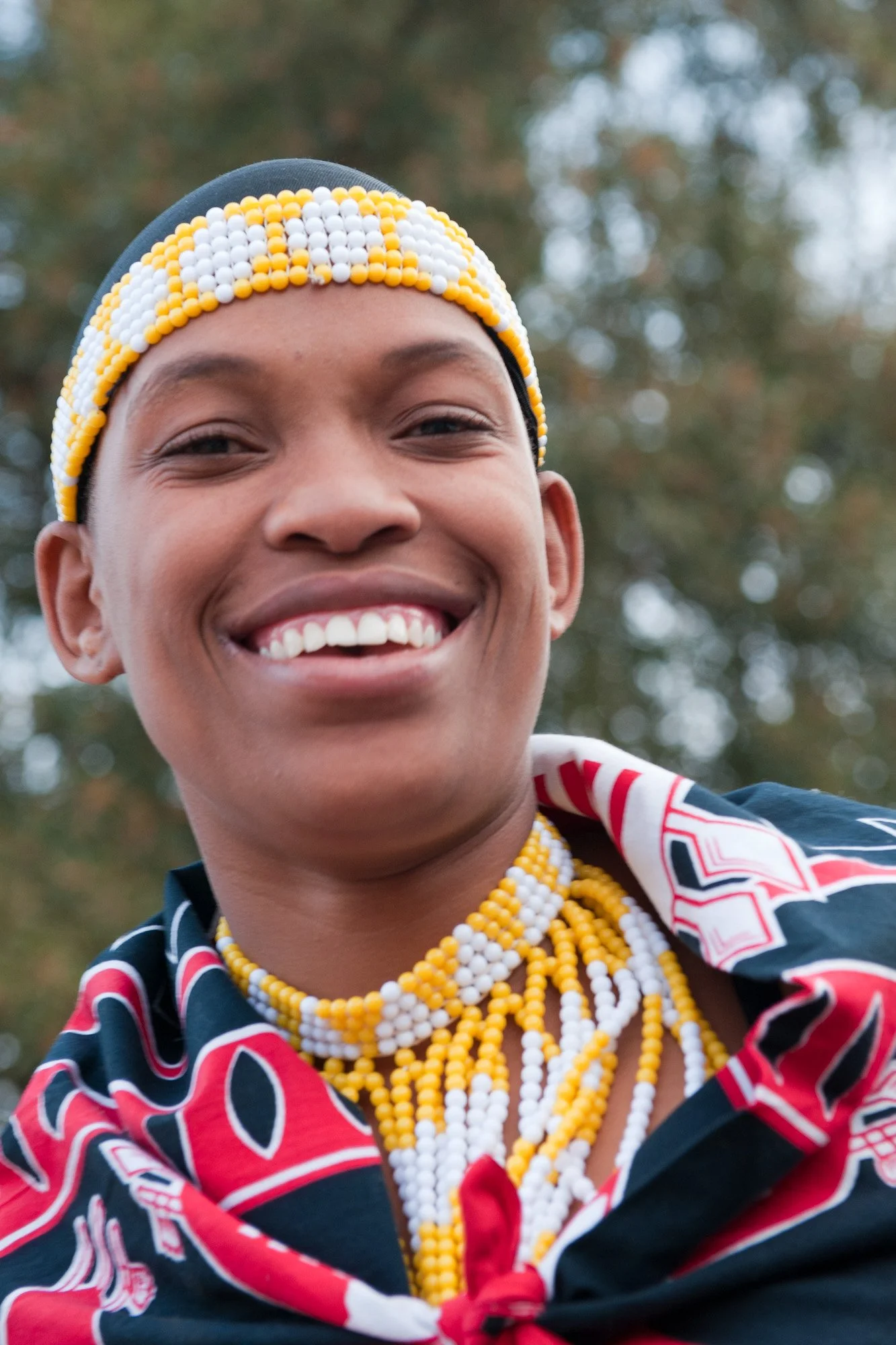 jonge Afrikaanse vrouw in traditionele kleding en kralen