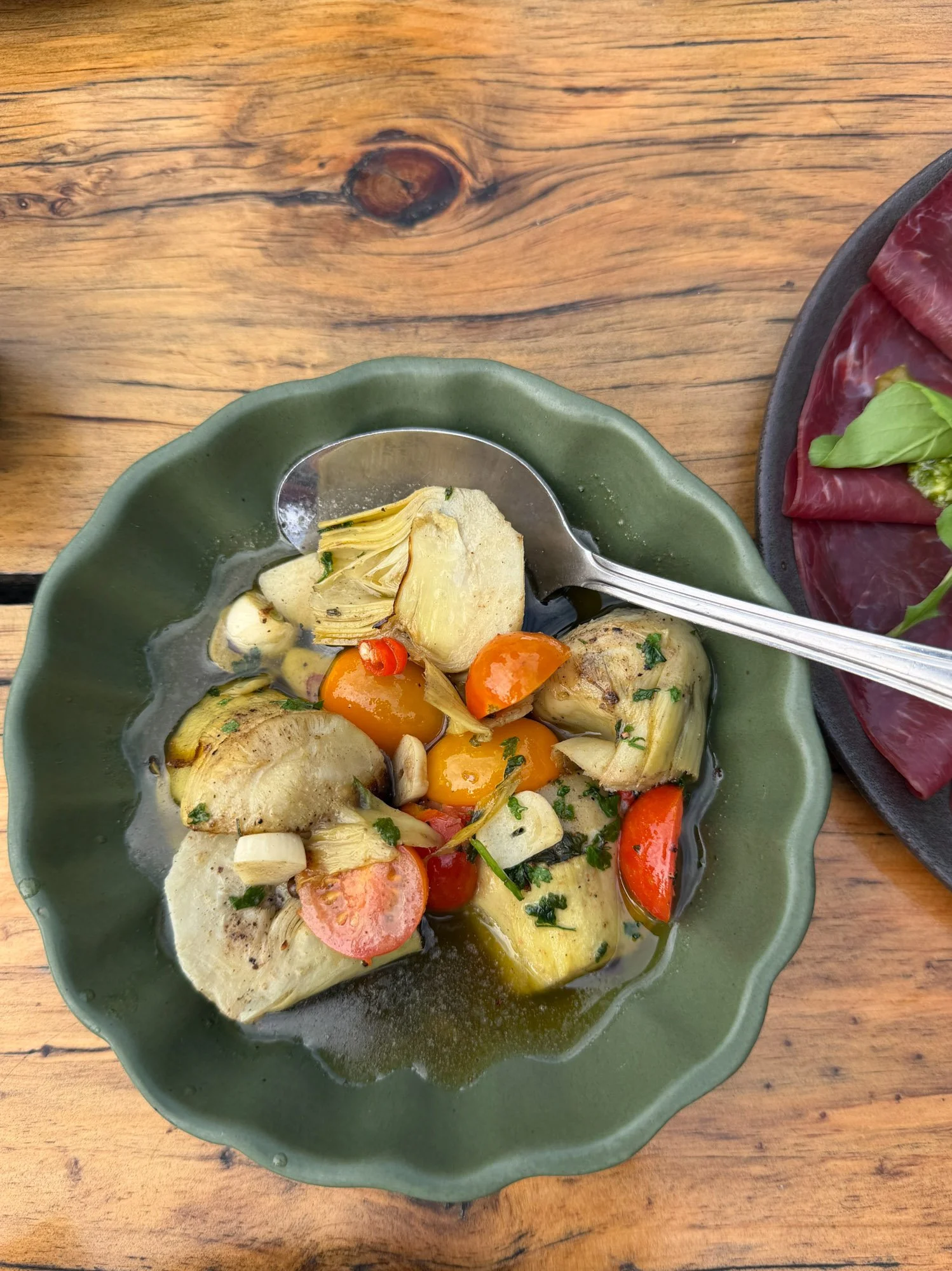Schaal met artisjokken en tomaat op tafel bij Bramon in Zuid-Afrika