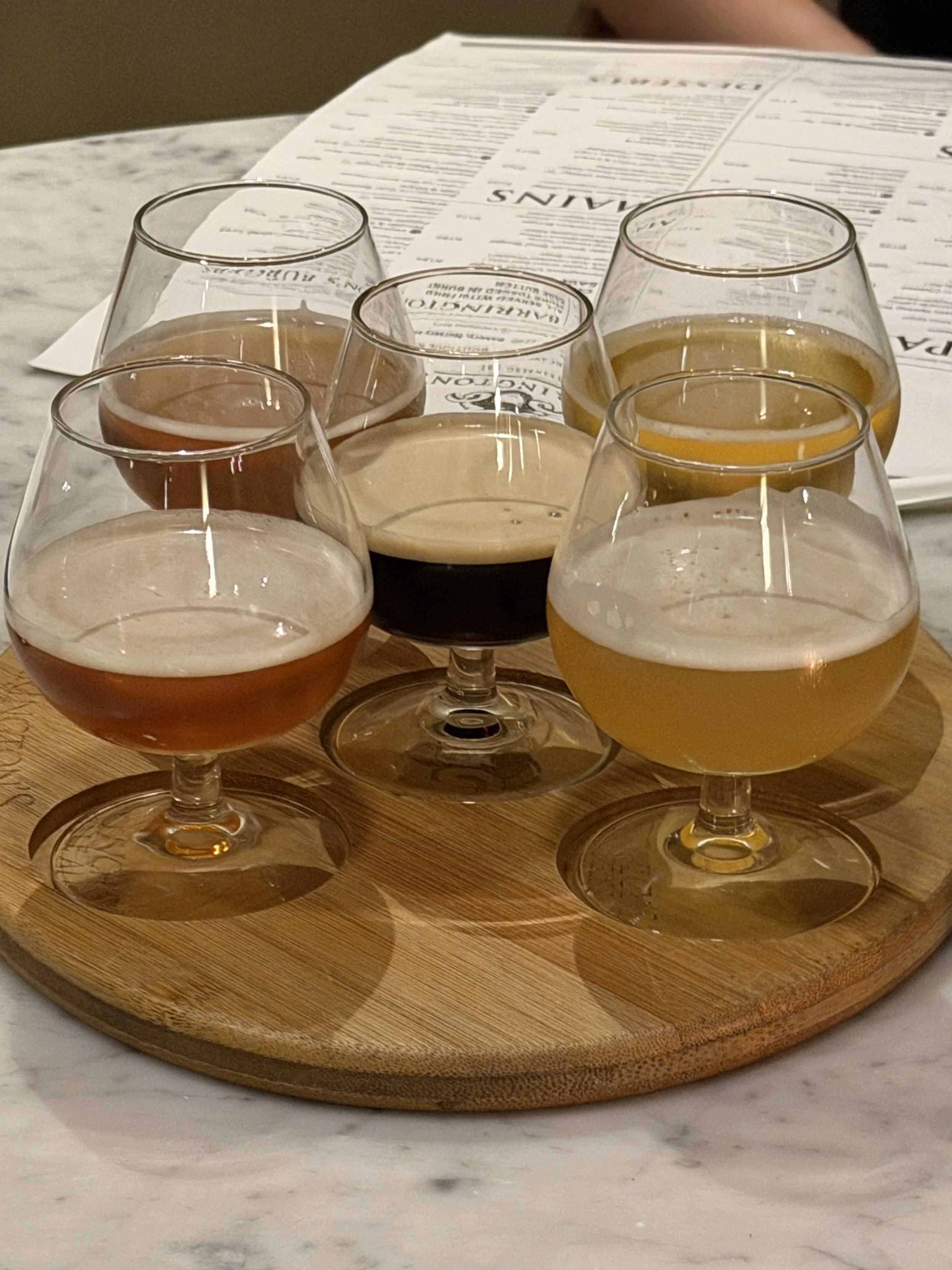 Proeverij met verschillende speciaalbieren bij Barrington’s in Plettenberg Bay.