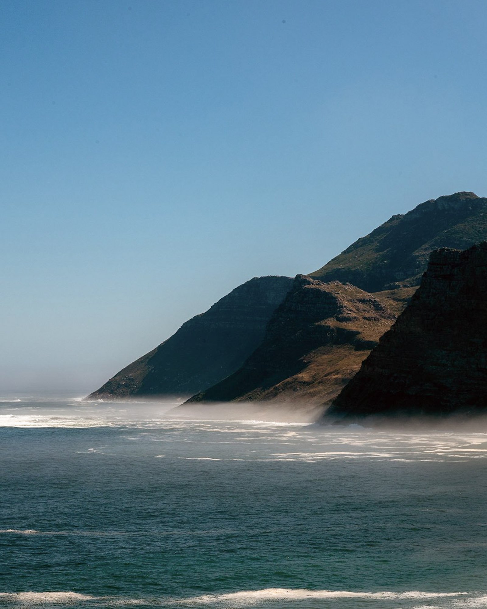 Ruige kliffen en oceaanmist bij Chapmans Peak.
