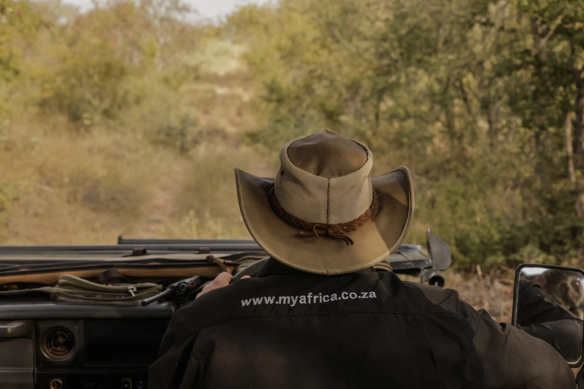 Safari gids rijdt open terreinwagen door de bush tijdens game drive in Hoedspruit, Zuid-Afrika.