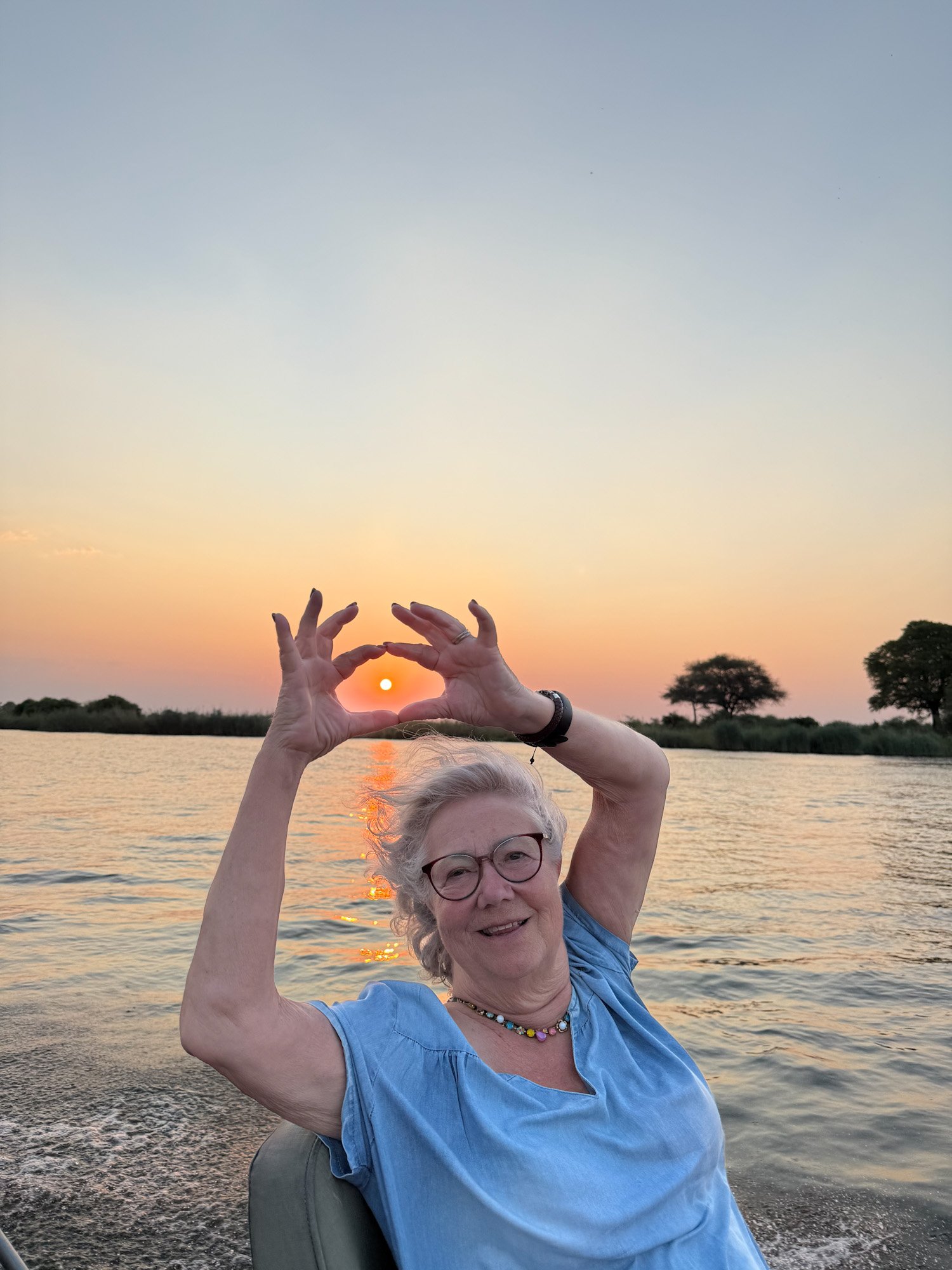 Marjolein Westerterp maakt hart en vangt de zon in Zuid-Afrika op het water.