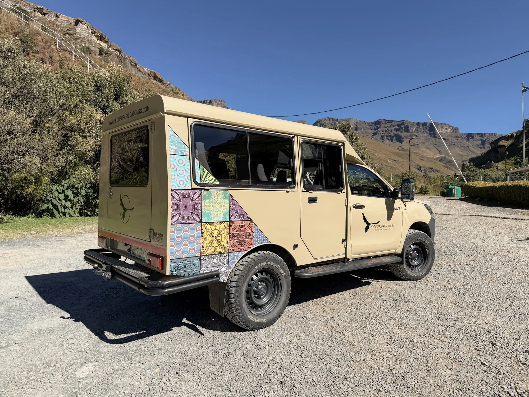 4x4 voertuig op bergweg in landschap in Zuid-Afrika.