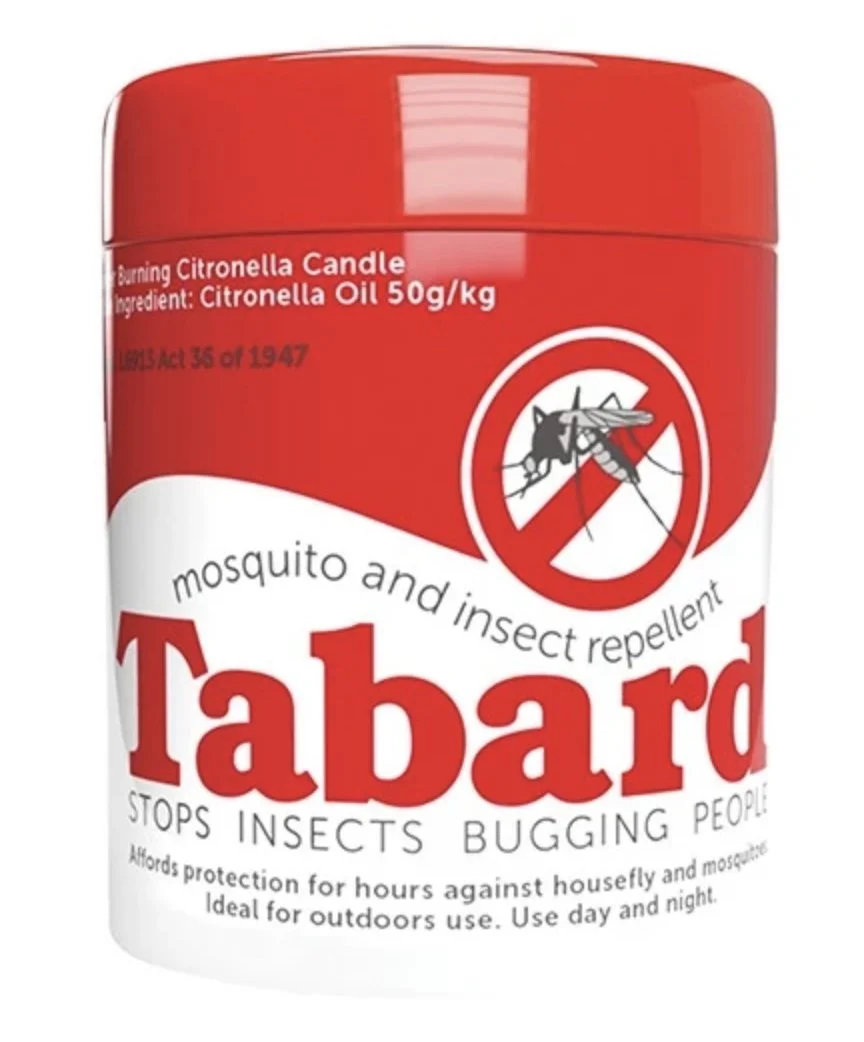Rode Tabard citronellakaars tegen muggen en andere insecten in Zuid-Afrika.