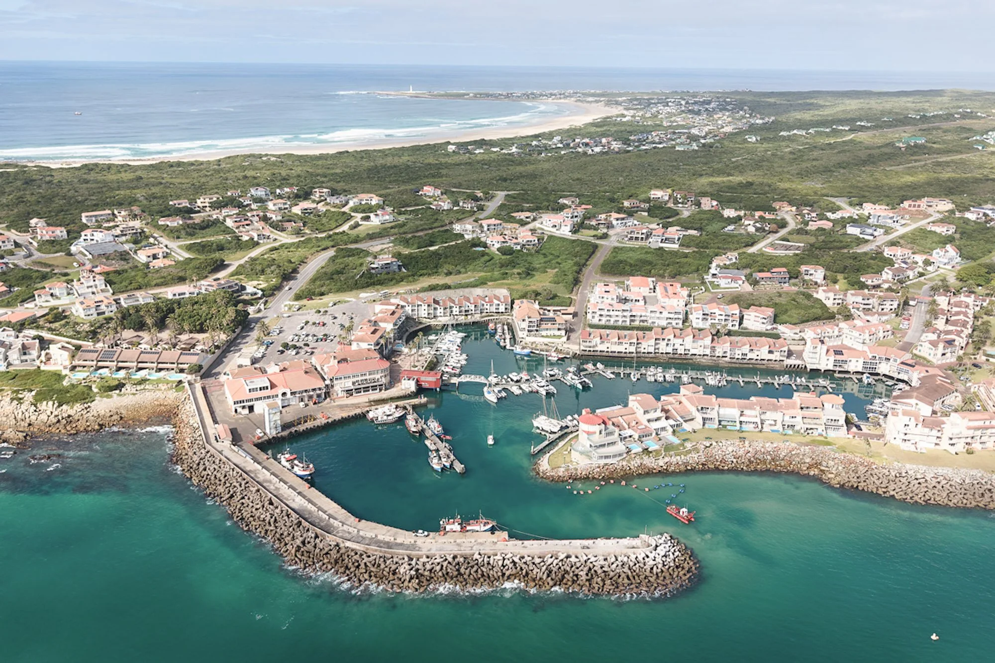 Luchtfoto van de haven en jachthaven van St Francis Bay.