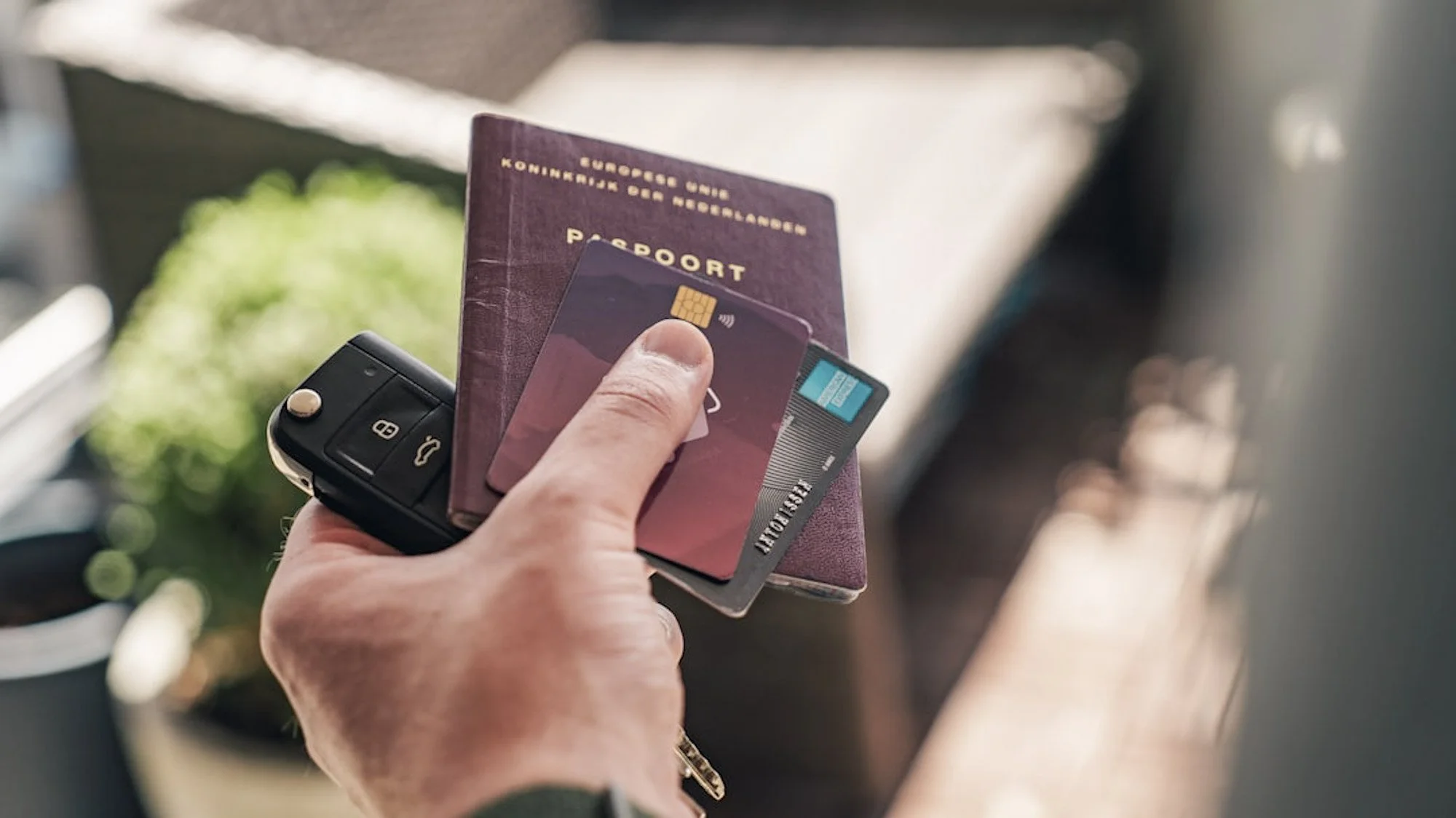 paspoort-bankpas-en-autosleutel-op-reis.jpg