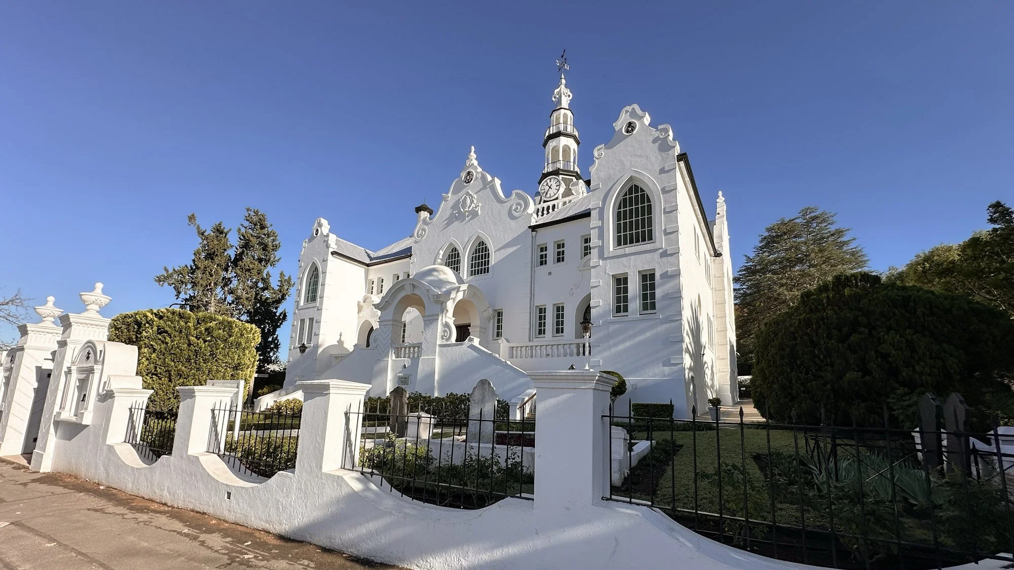 Historisch wit gebouw met Kaaps-Hollandse architectuur in Stellenbosch.