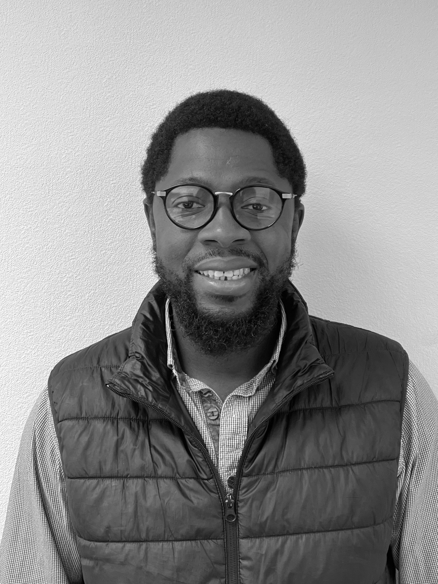 Photo en noir et blanc d'Alioune BA, ingénieur structure chez JOVAL CONSEIL