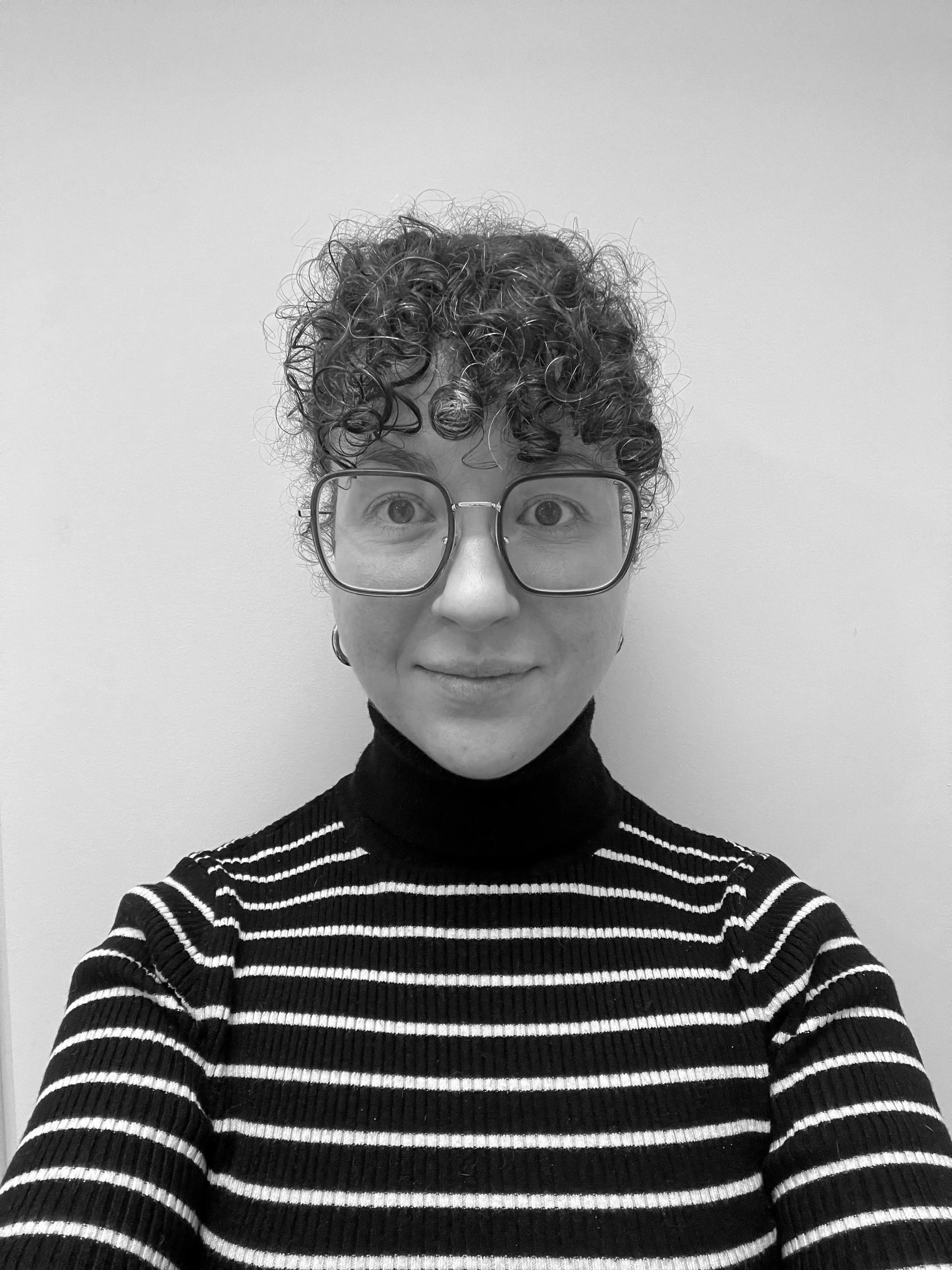 Photo en noir et blanc de Mélanie Barthelet, assistante de gestion chez JOVAL CONSEIL