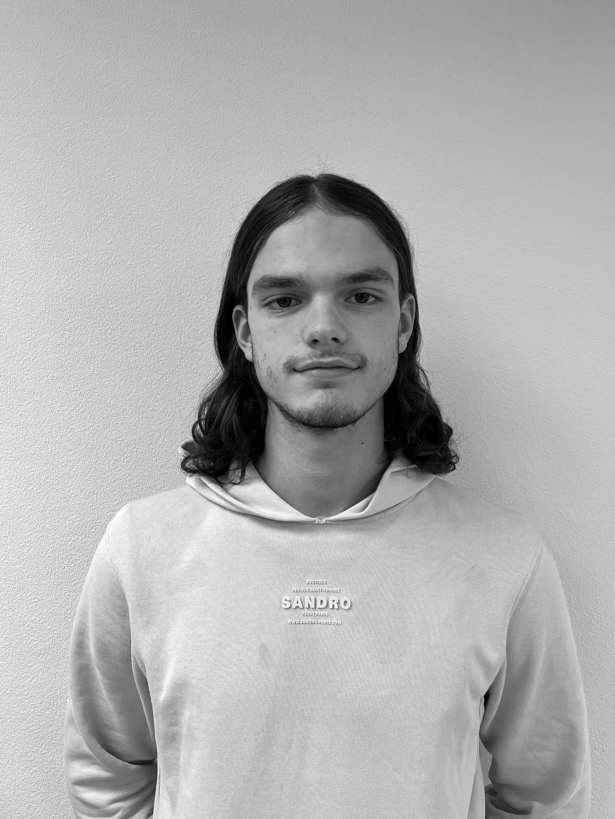 Photo en noir et blanc d'Arthur Monthorin, apprenti en bâtiment chez JOVAL CONSEIL