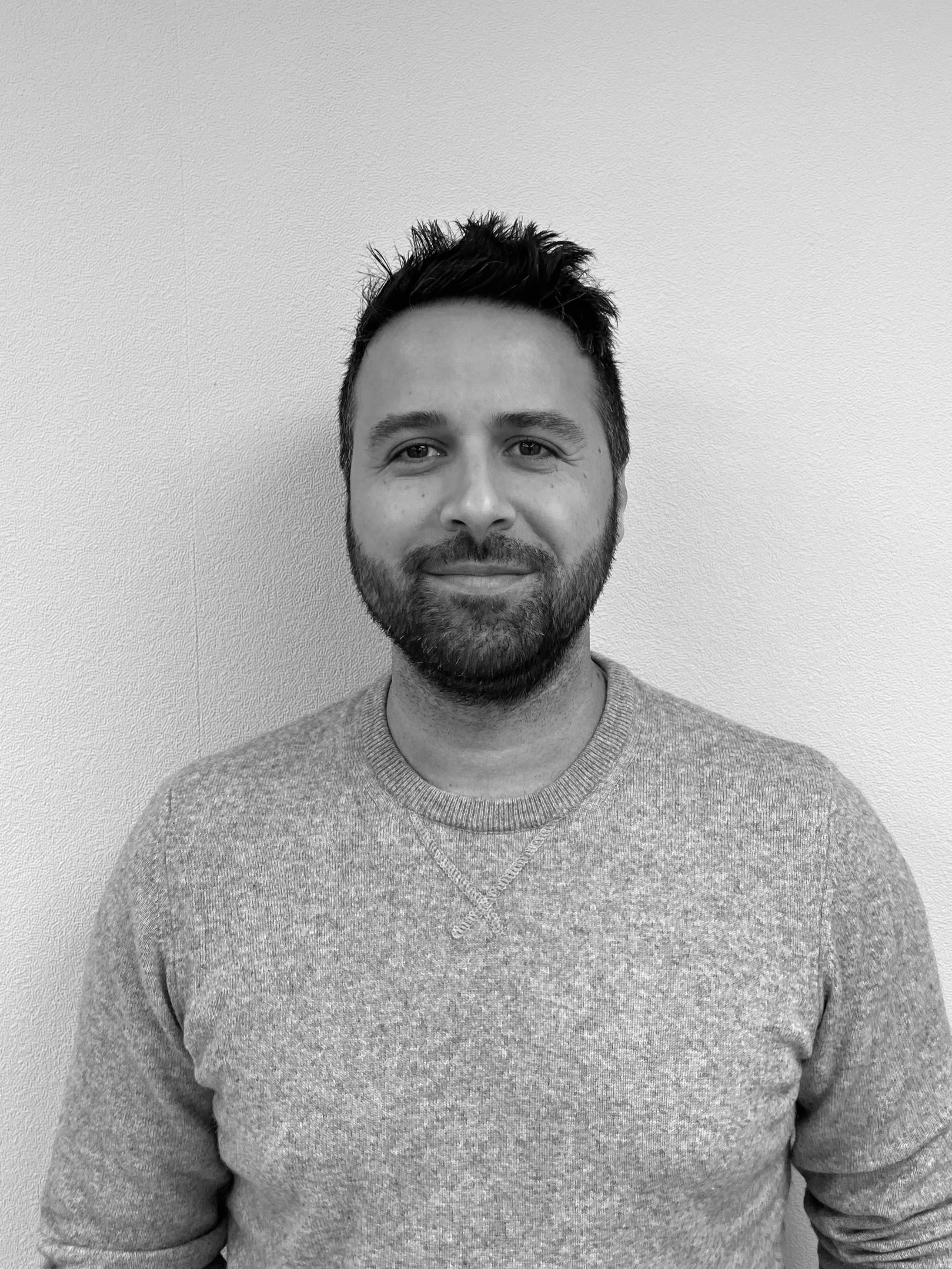 Photo en noir et blanc de Maxime Barbiero, ingénieur structure chez JOVAL CONSEIL