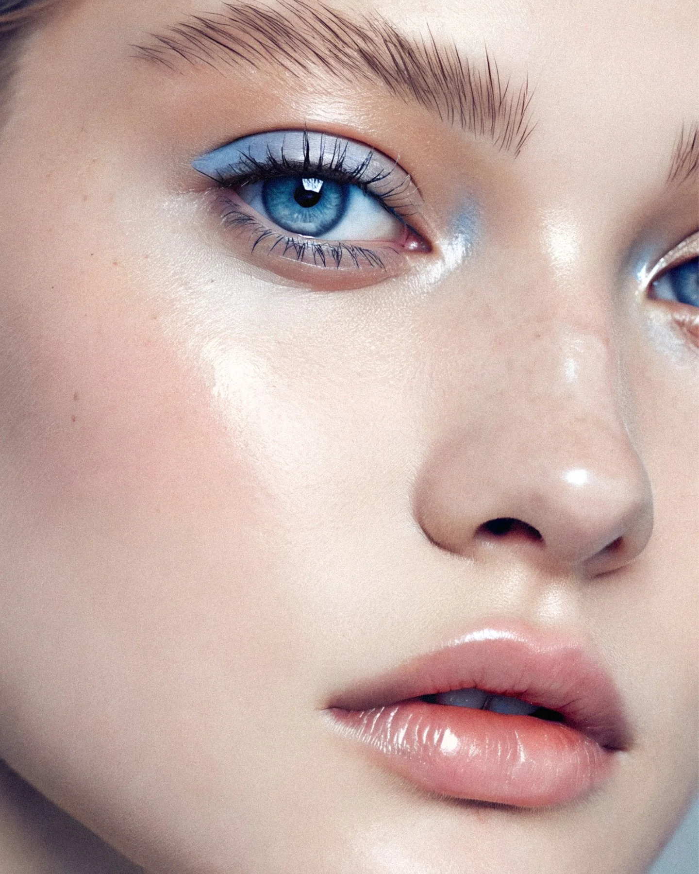 En hiver, la priorit&eacute; n&rsquo;est pas d&rsquo;activer la peau.
C&rsquo;est de la prot&eacute;ger.

Froid, vent, chauffage : la barri&egrave;re cutan&eacute;e s&rsquo;amincit, l&rsquo;inflammation de fond augmente, la peau perd plus vite son ea