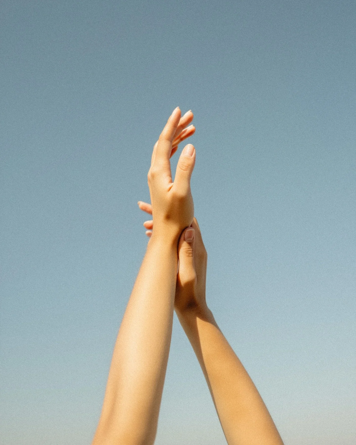 Le soleil sur la peau n&rsquo;est pas qu&rsquo;une sensation agr&eacute;able.
C&rsquo;est un signal biologique majeur.

Quand la peau est expos&eacute;e aux UVB, elle d&eacute;clenche la synth&egrave;se de la vitamine D - une mol&eacute;cule cl&eacut