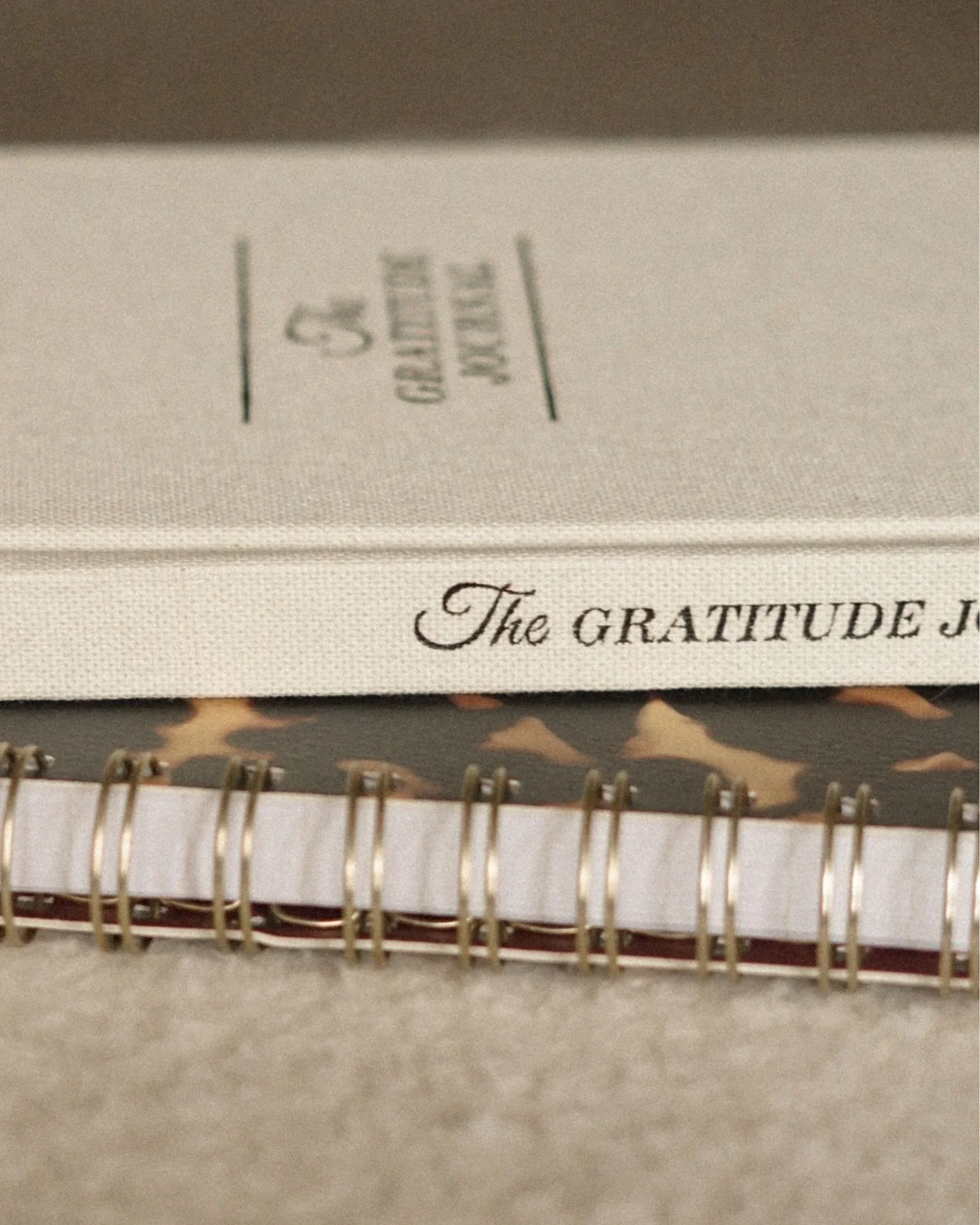 Le journaling n&rsquo;est pas qu&rsquo;un outil de d&eacute;veloppement personnel. C&rsquo;est un r&eacute;gulateur biologique.

&Eacute;crire r&eacute;guli&egrave;rement diminue l&rsquo;activation de l&rsquo;amygdale (centre de la r&eacute;ponse au 