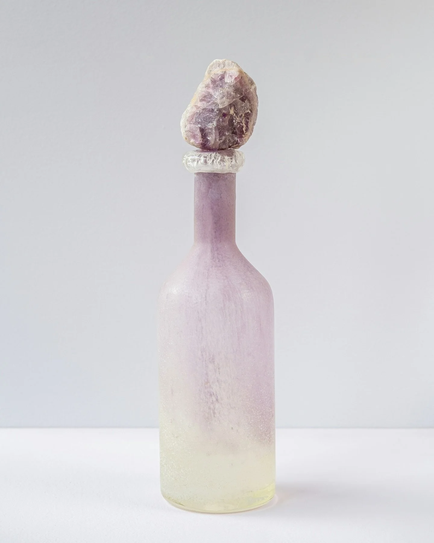 L&rsquo;eau a toujours &eacute;t&eacute; m&eacute;moire.
La pierre, stabilit&eacute;.

Infuser une eau de cristal, c&rsquo;est peut-&ecirc;tre moins une question de min&eacute;raux qu&rsquo;une question d&rsquo;intention.

Depuis des si&egrave;cles, 