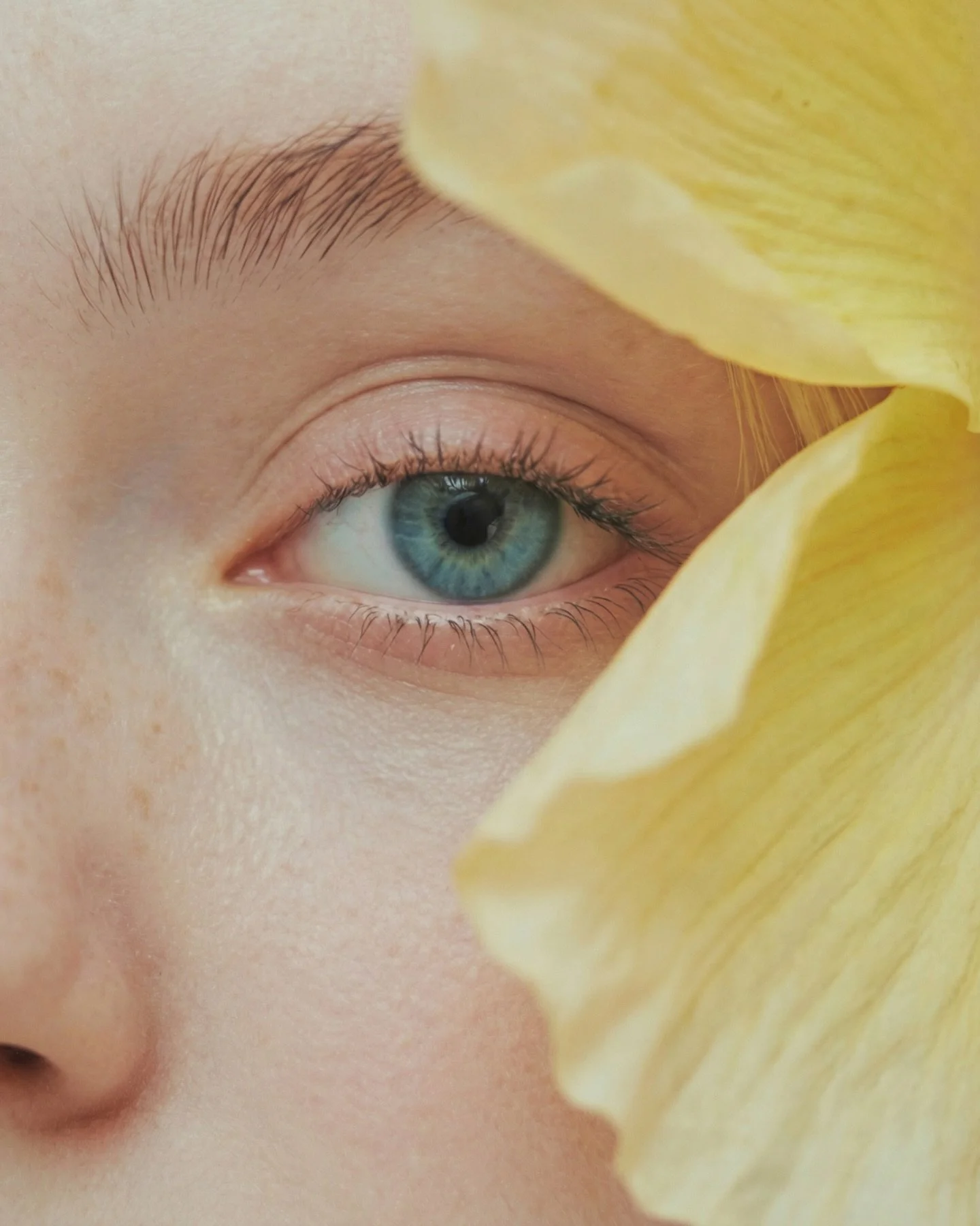 La paupi&egrave;re. La zone la plus fine et la plus fragile du visage - et pourtant la plus n&eacute;glig&eacute;e dans nos routines.

La peau y est trois &agrave; cinq fois plus mince qu&rsquo;ailleurs, presque d&eacute;pourvue de glandes s&eacute;b