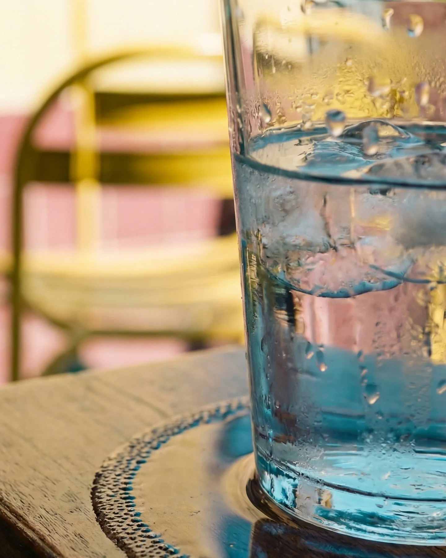 L&rsquo;eau est le nutriment le plus sous-estim&eacute; de la long&eacute;vit&eacute;.

Le corps est compos&eacute; &agrave; 60 % d&rsquo;eau. 
Chaque fonction biologique en d&eacute;pend : la circulation, la d&eacute;toxification, la r&eacute;gulati