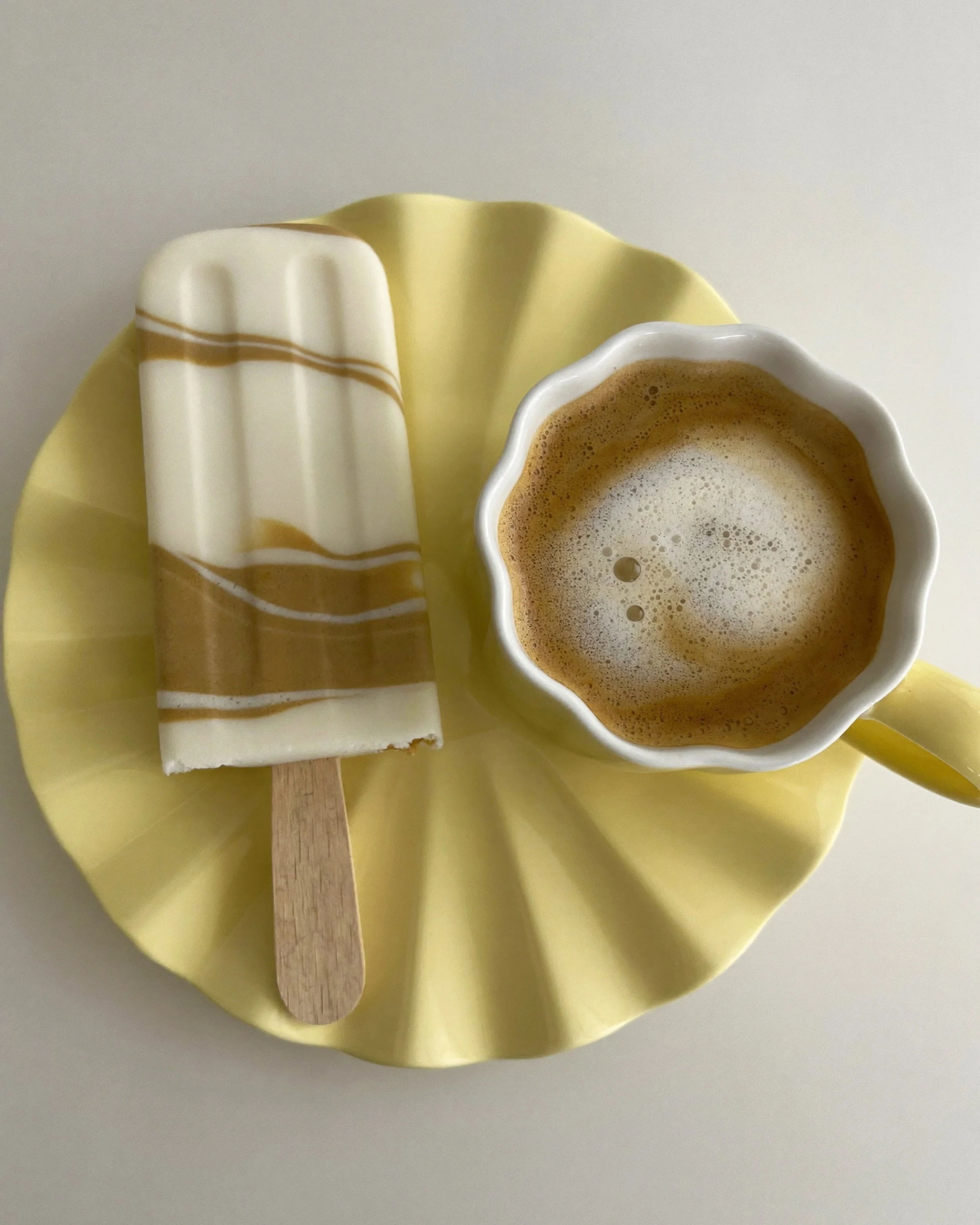 Le caf&eacute; au lait du matin - l&rsquo;une des habitudes les plus courantes et les plus mal tol&eacute;r&eacute;s.

Le caf&eacute; contient des tanins - des compos&eacute;s polyph&eacute;noliques naturellement astringents. 
Le lait de vache, lui, 