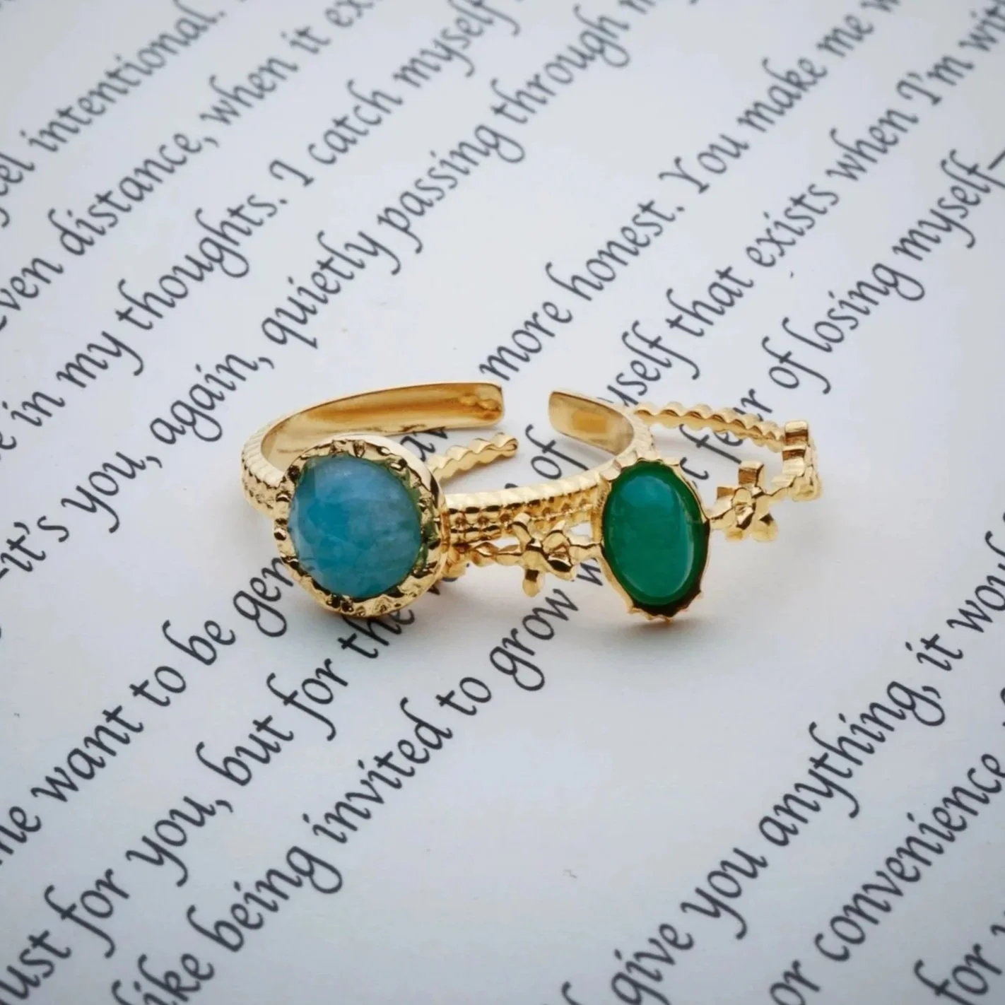 Smykkebillede af to guldringe på tekstbaggrund