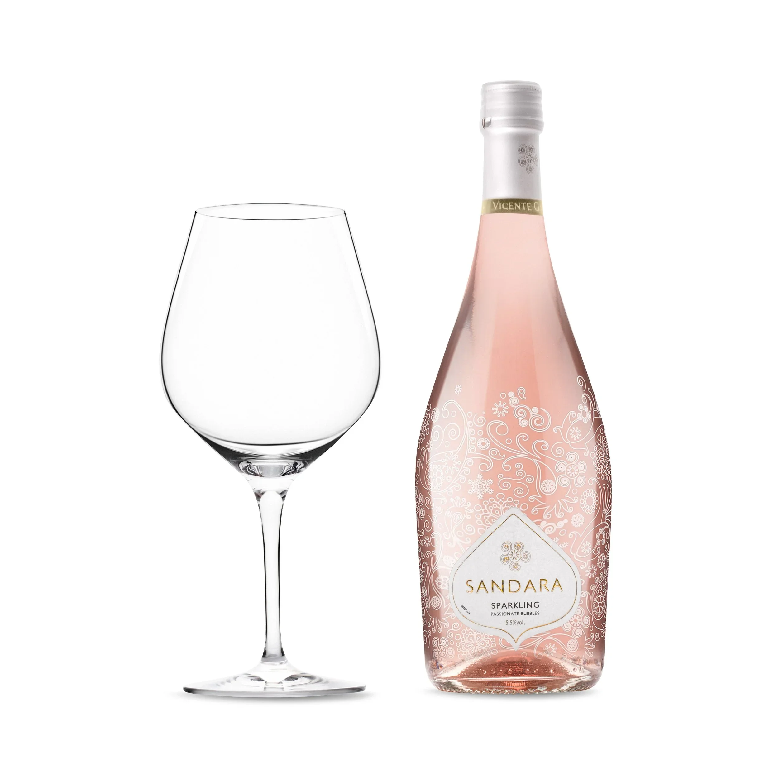 Professionelt billede af et tomt vinglas med en flaske vin ved siden af på hvid baggrund