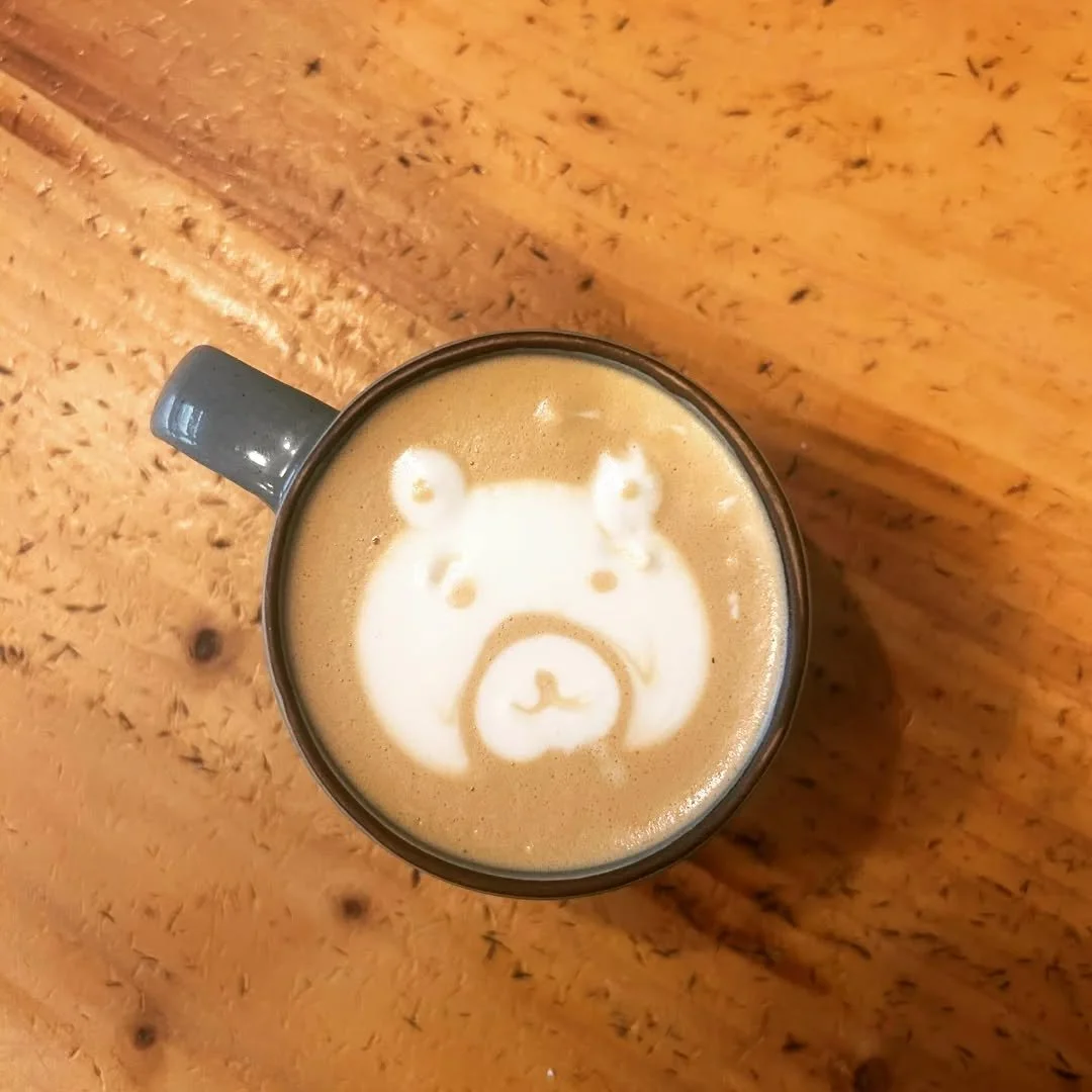 She's our ray of sunshine, our bubbly sweetheart, never has she ever blown up a car engine 👀, always immaculate hair and her latte art is top tier 👌 
Who is she? Comment below 👇

#teddyswimsincoffee #teddylatteart #latteart #lattegram