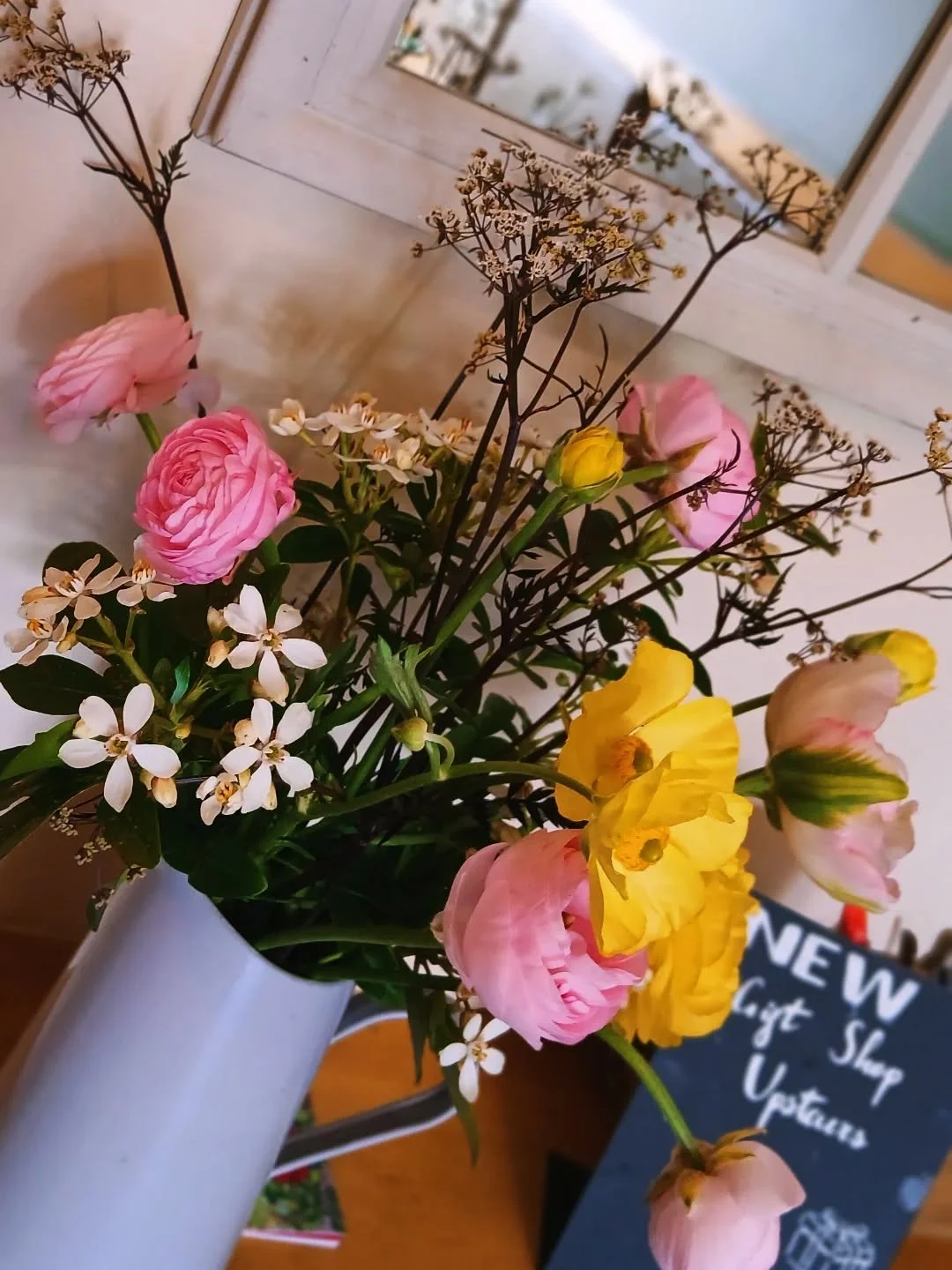 Some absolute stunning weekly bunches coming from our resident florist @helensgardenkinvara ...all lovingly grown in her own garden in Kinvara 🥹🫶
Helen supplies a different bunch of flowers for us every week and every bunch is nicer than the last ❤