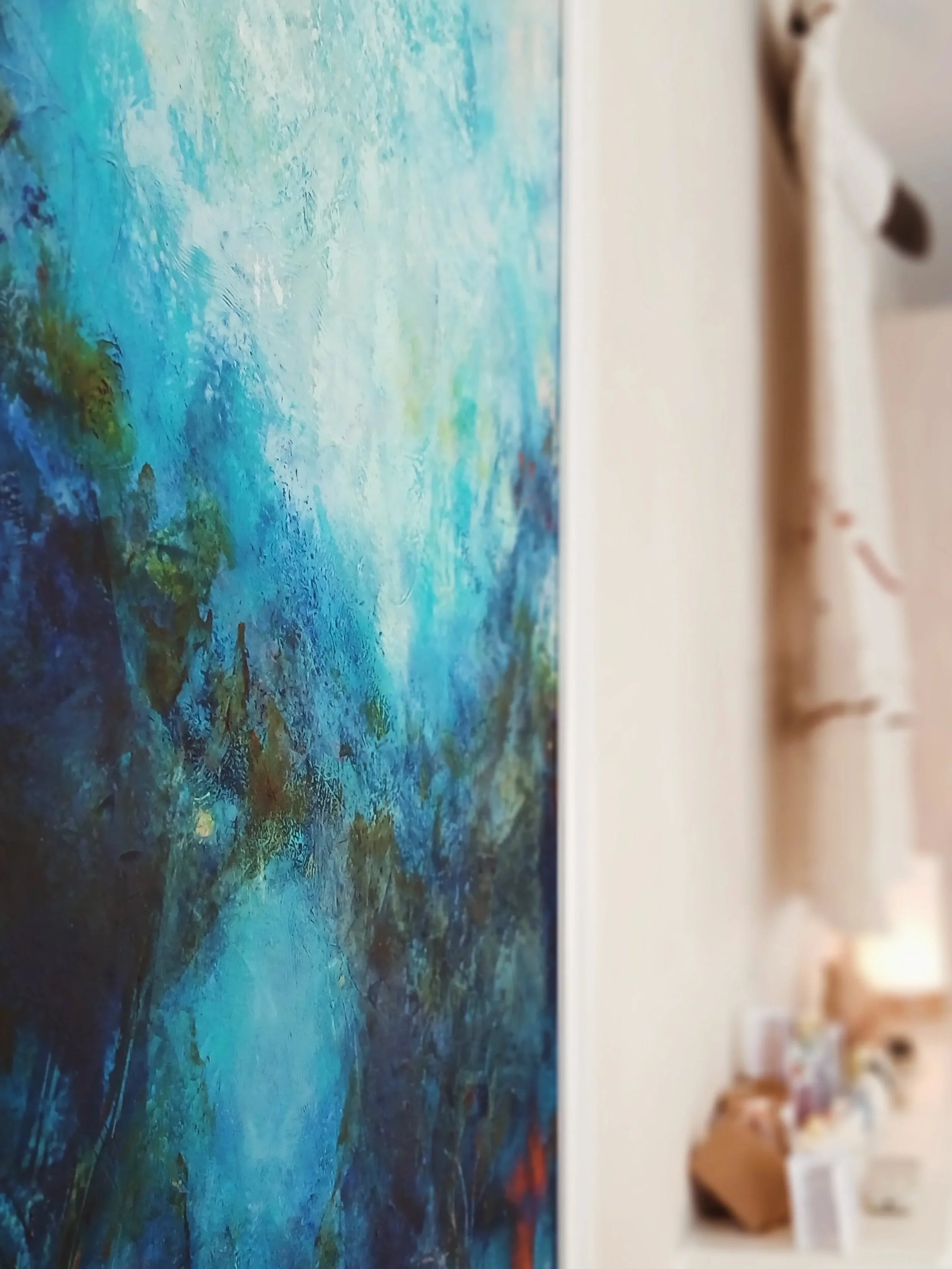 Freshly hung art by Irish artist @maevetonge . Adore these new pieces 🔥🤎

#localartwork #localartistspotlight #oiloncotton #oilpainting #irishartist