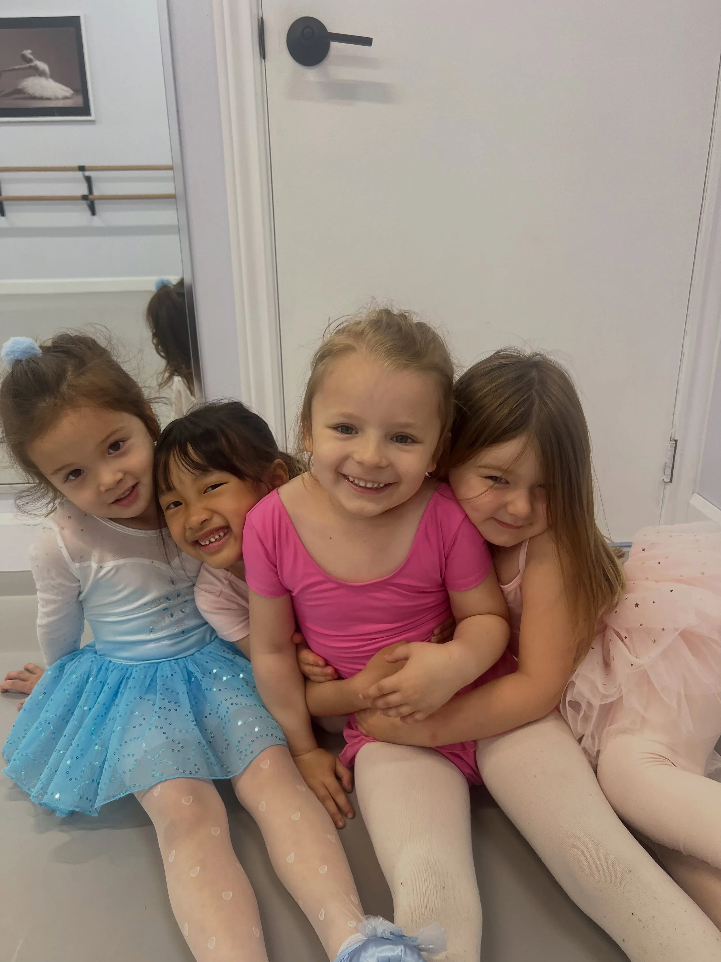 The weekend forecast calls for 100% chance of sun, fun, &amp; dance! ☀️🕶️🪩

We love our Saturday morning crew! Here a few of our kiddos having fun this morning in class ✨🌸🩰

#portcityballet #danceclass #balletclass #dance #ballet