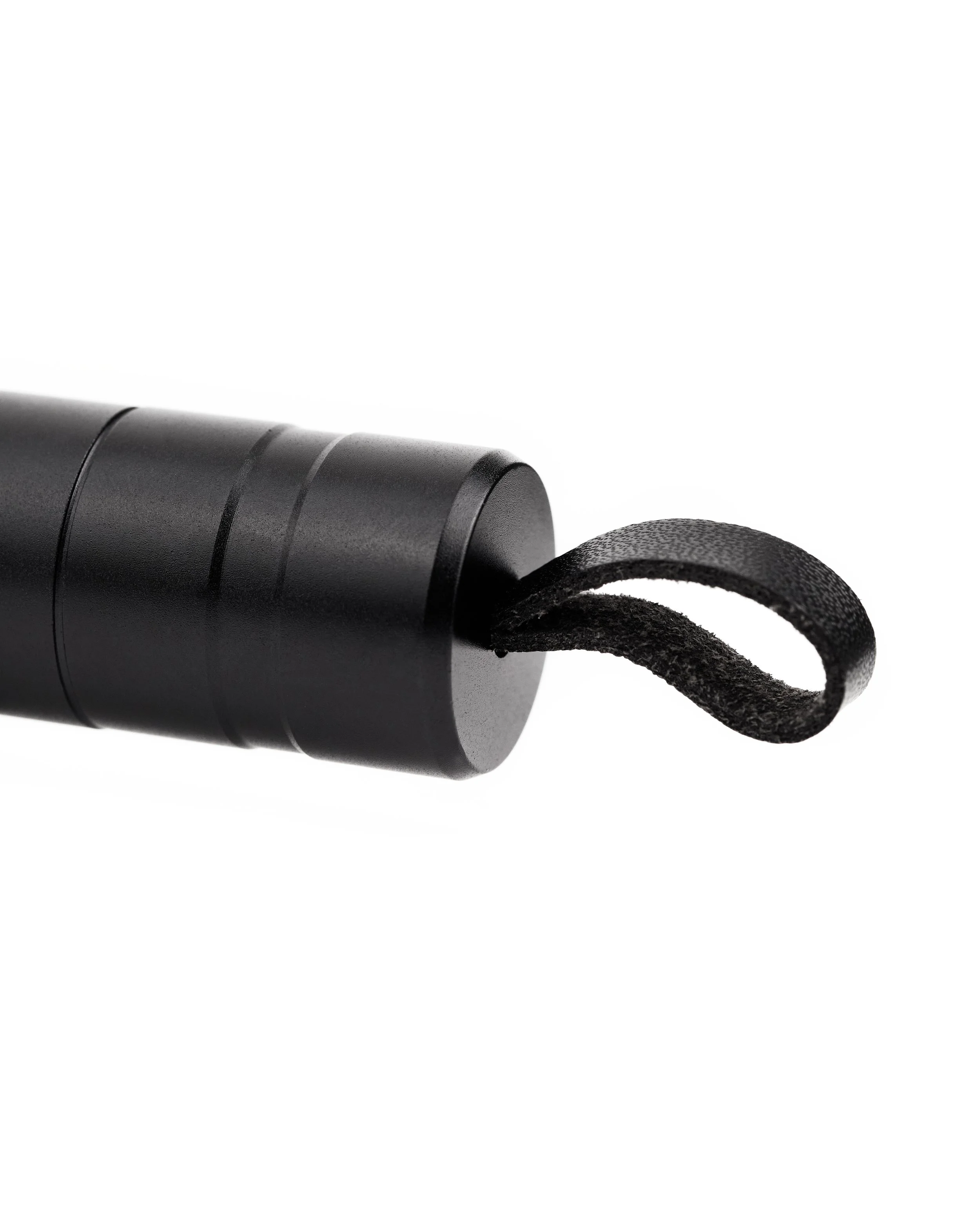 Tubo de spray de spray de cabelo preto com ponta aberta, mostrado de lado em fundo branco.
Image of a black tube with a firing tip, possibly from a cold air gun or paint gun, on a white background.