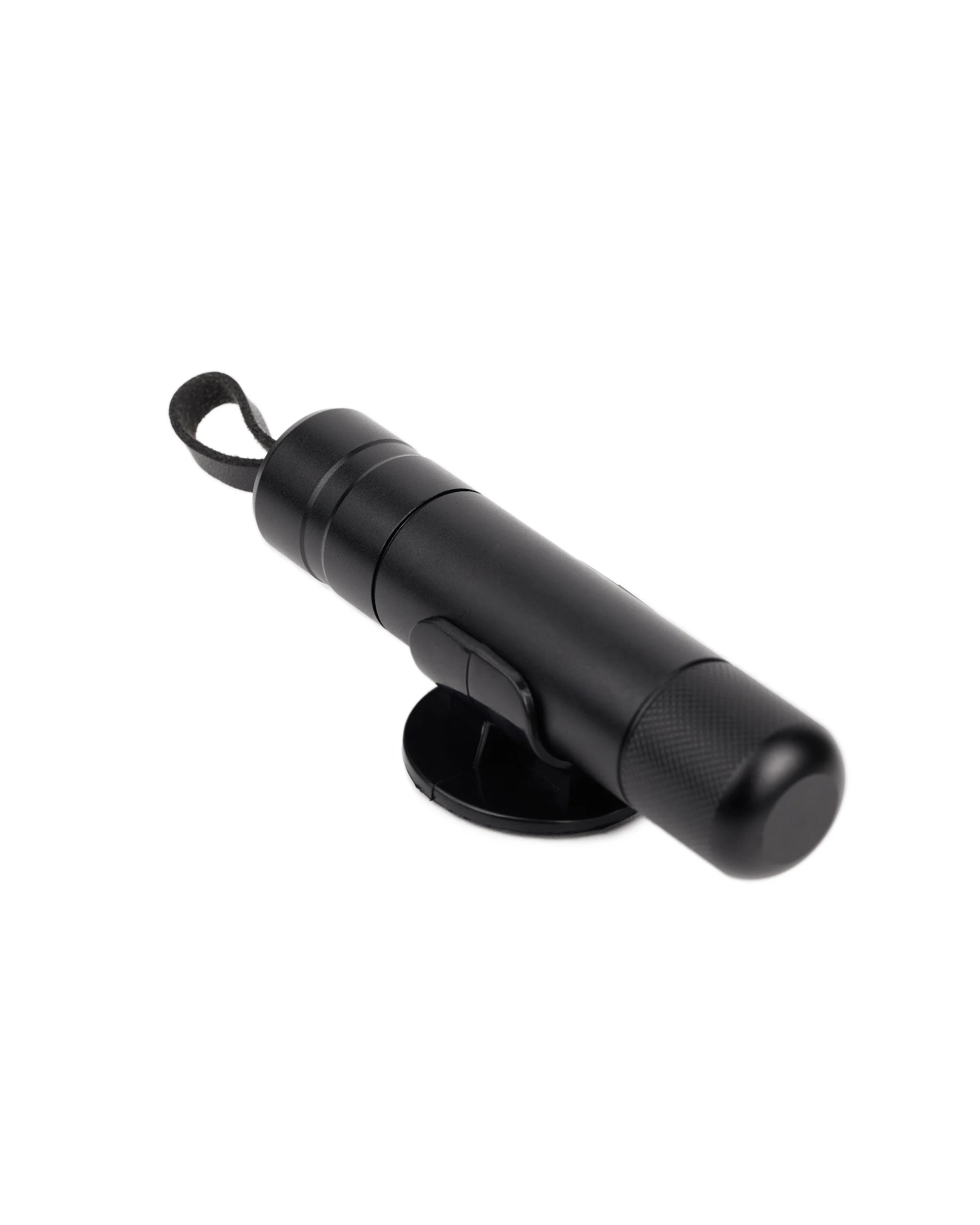 Imagem de um tubo preto com uma ponta de disparo, possivelmente de uma arma de ar fria ou pistola de tinta, sobre fundo branco.
Image of a black tube with a firing tip, possibly from a cold air gun or paint gun, on a white background.