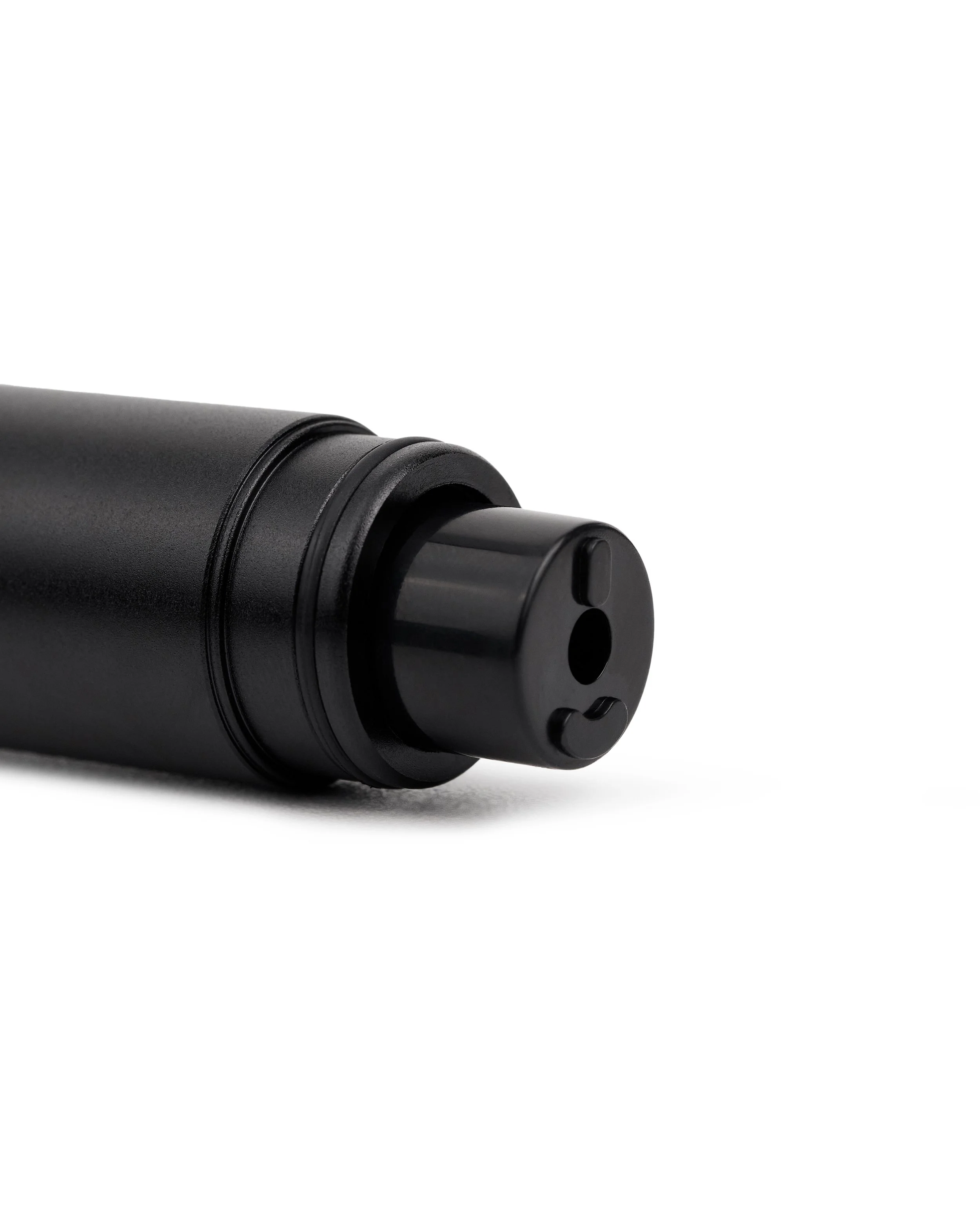 Imagem de um tubo preto com uma ponta de disparo, possivelmente de uma arma de ar fria ou pistola de tinta, sobre fundo branco.
Image of a black tube with a firing tip, possibly from a cold air gun or paint gun, on a white background.