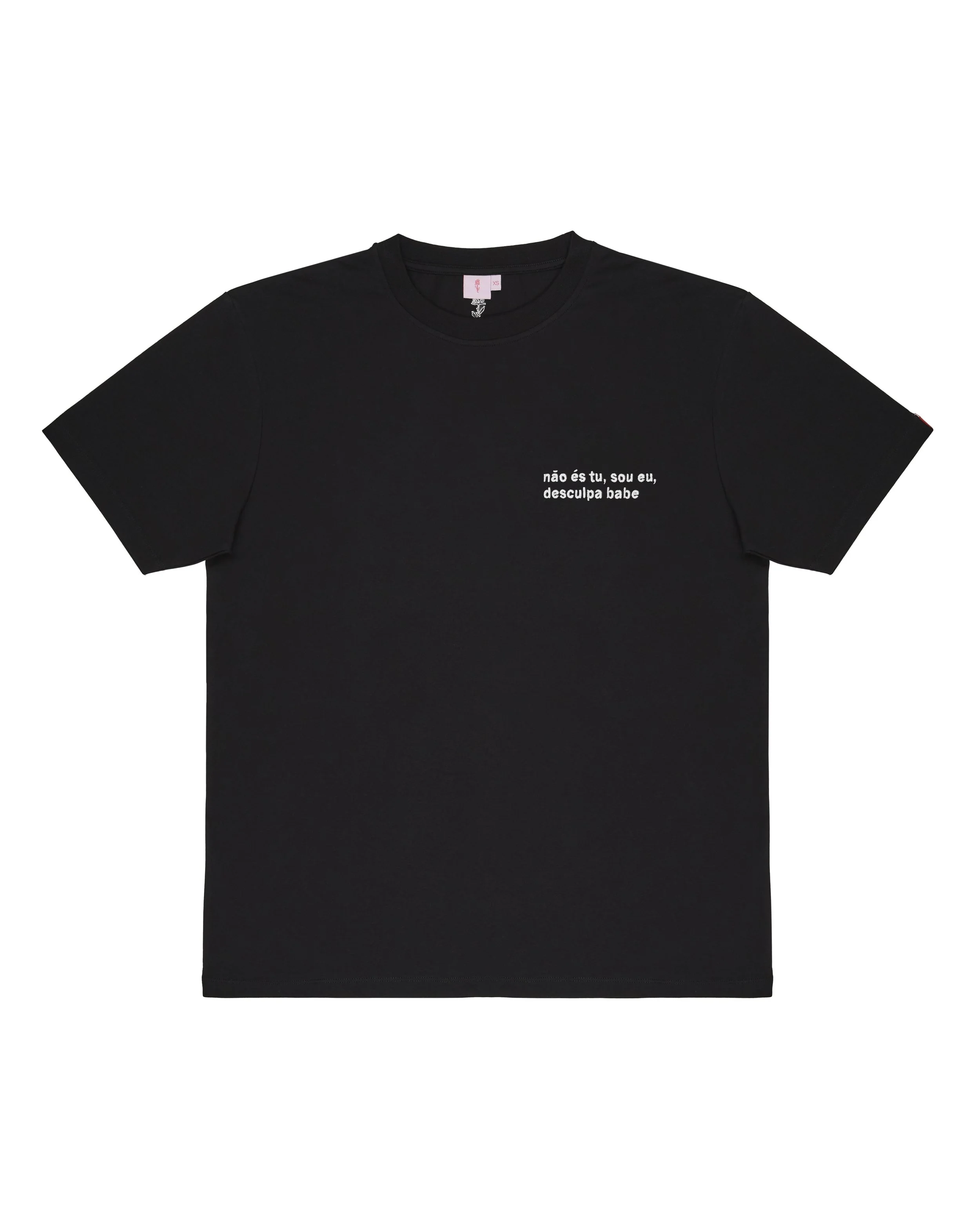 Black T-shirt with Portuguese text on the front.