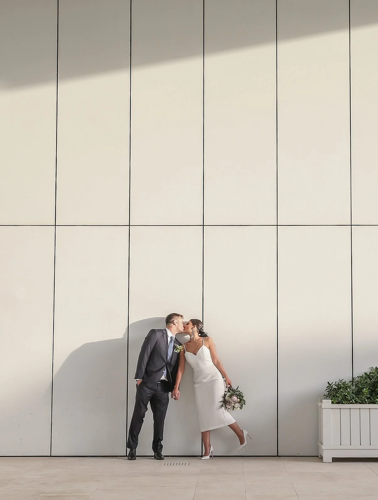 Modern simplicity, timeless romance.

A love story beautifully captured &mdash; proof that elegance often lies in the little details. 🤍

📸 @emilyharrisphotography 
👗 @vieenblanc 
📍 @fssurfside 

#IdecoWeddings #ModernBride #LuxuryWedding #Timeles