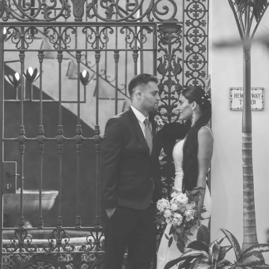 Saying &ldquo;I do&rdquo; at the iconic Surf Club at Four Seasons, surrounded by breathtaking views, refined interior details, and just pure love.

An intimate wedding as effortless and chic as their love story. 🤍

Photo: @emilyharrisphotography 
Ha