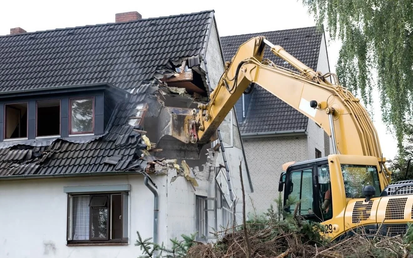 How House Demolition Contractors Safely Remove Old Homes and Structures