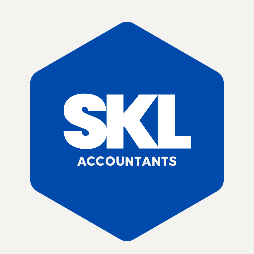 Logo van SKL Accountants op een witte achtergrond.